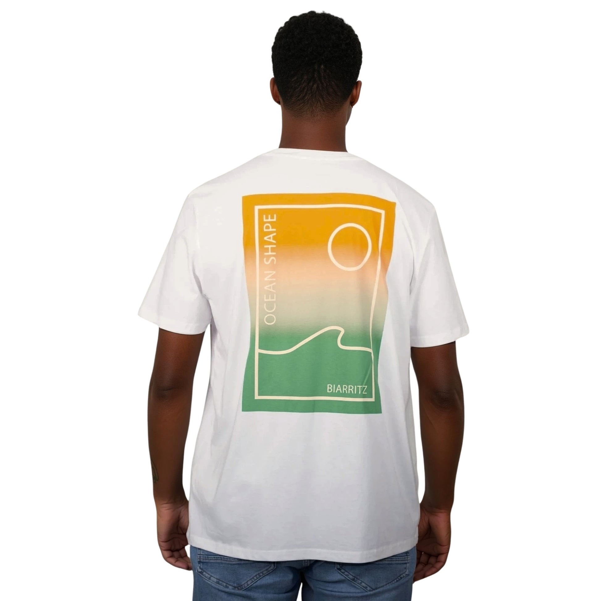 Tee-shirt unisexe off white en coton biologique avec grand encadré vague / soleil minimaliste dégradé jaune et vert + écriture "ocean shape Biarritz" dans le dos, vu de dos sur mannequin homme.