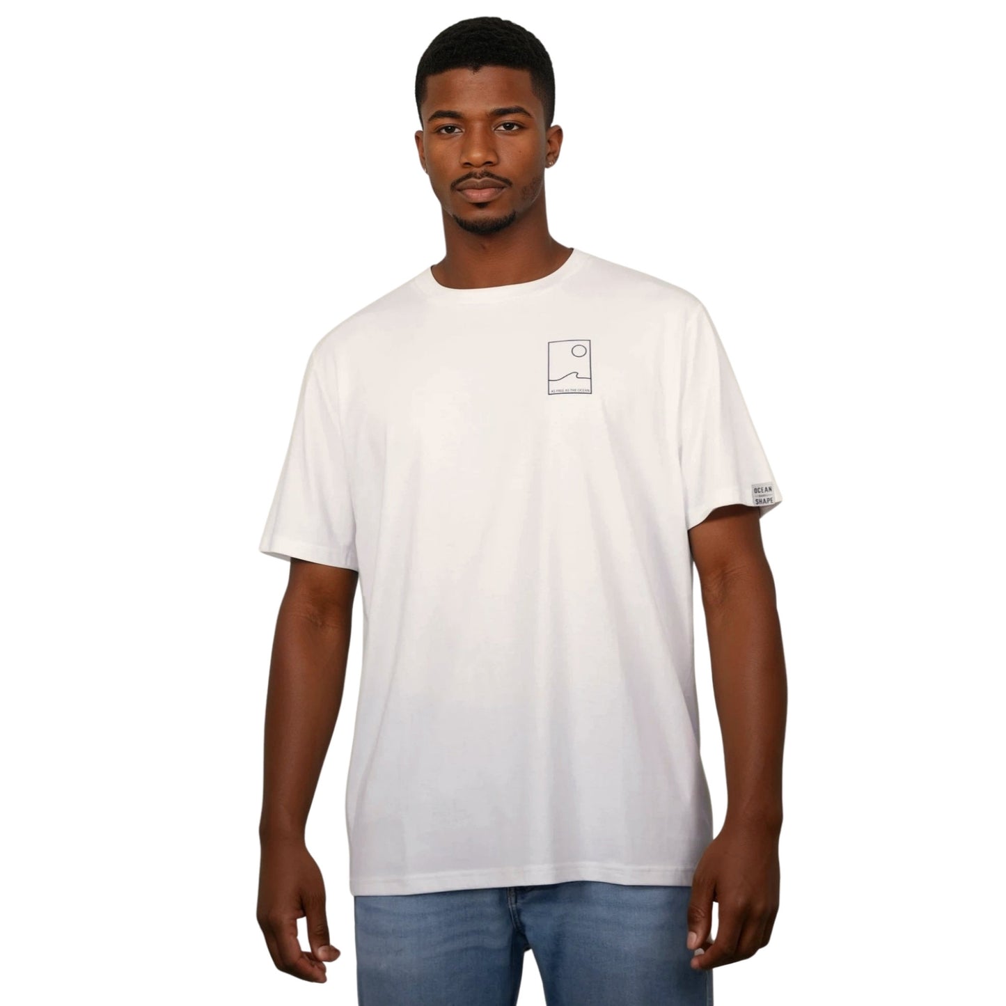 Tee-shirt unisexe off white en coton biologique avec petit encadré vague / soleil minimaliste + écriture "free as ocean" noir sur la poitrine, vu de face sur mannequin homme.