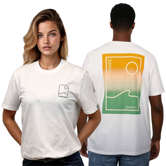 Tee-shirt unisexe off white en coton biologique.
Devant : petit encadré vague / soleil minimaliste + écriture "free as ocean" noir sur la poitrine.
Dos : grand encadré vague / soleil minimaliste dégradé jaune et vert + écriture "ocean shape Biarritz".
Vu de face sur mannequin femme et de dos sur mannequin homme.