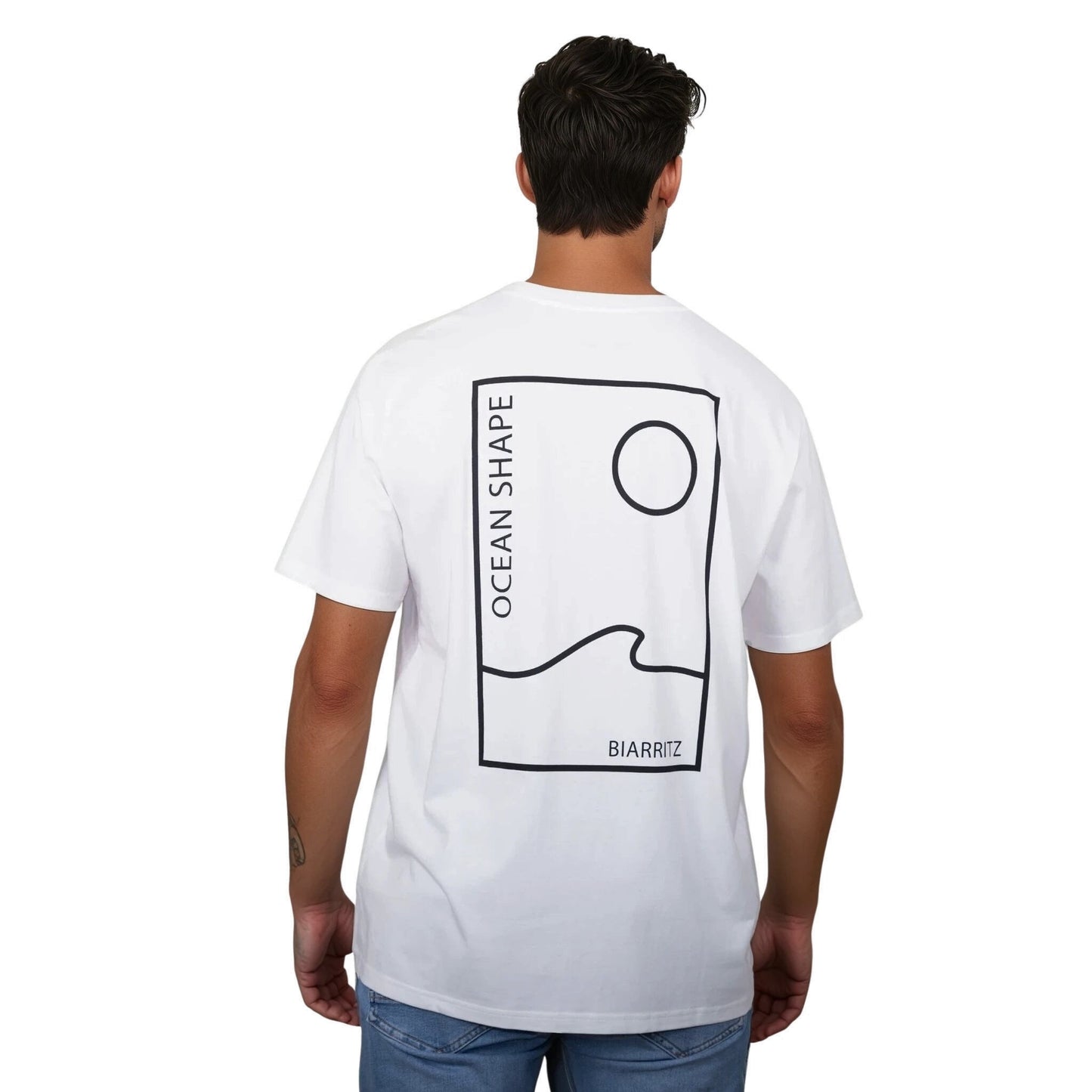 Tee-shirt unisexe blanc en coton biologique avec grand encadré vague / soleil minimaliste + écriture "ocean shape Biarritz" noir dans le dos, vu de dos sur mannequin homme.
