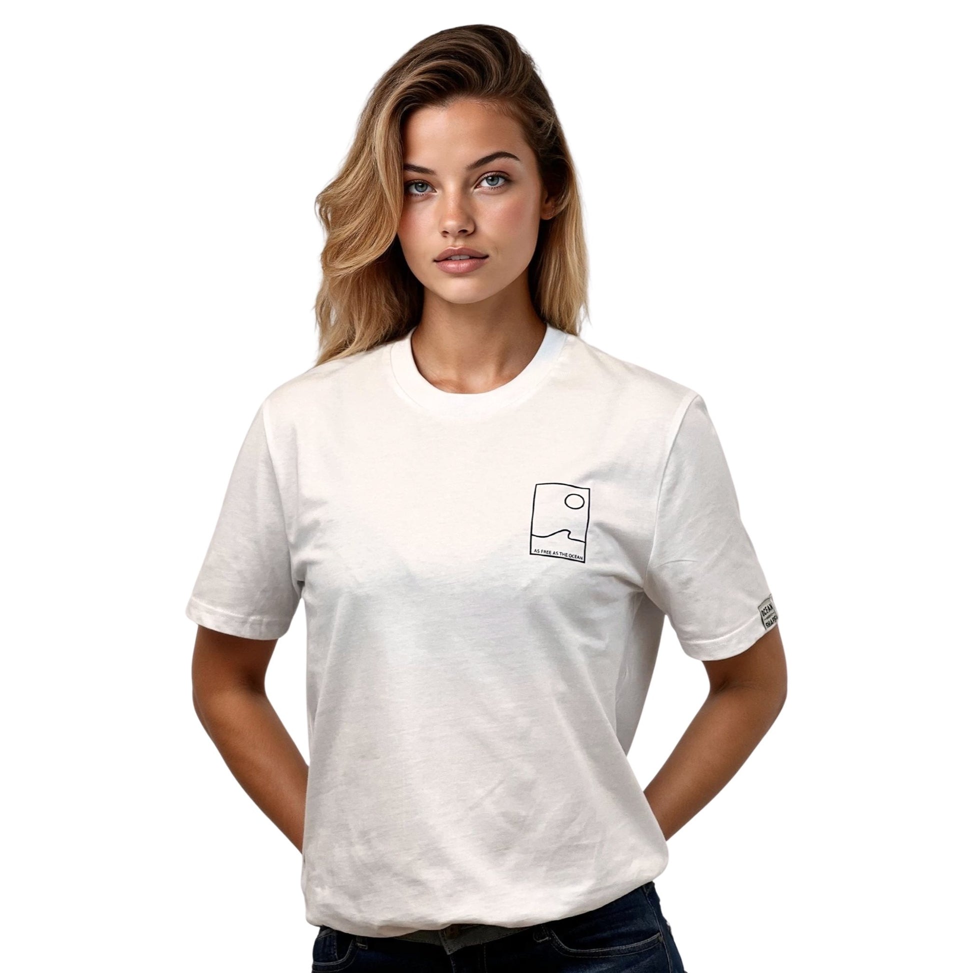 Tee-shirt unisexe blanc en coton biologique avec petit encadré vague / soleil minimaliste + écriture "free as ocean" noir sur la poitrine, vu de face sur mannequin femme.