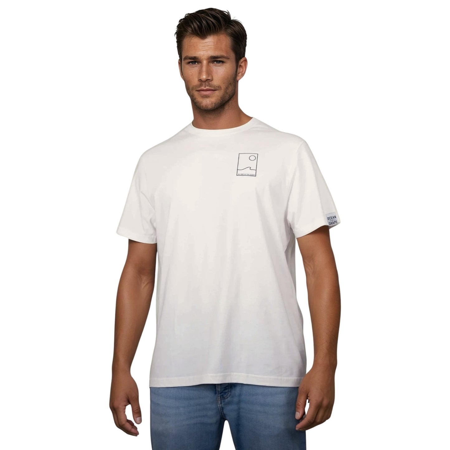 Tee-shirt unisexe blanc en coton biologique avec petit encadré vague / soleil minimaliste + écriture "free as ocean" noir sur la poitrine, vu de face sur mannequin homme.