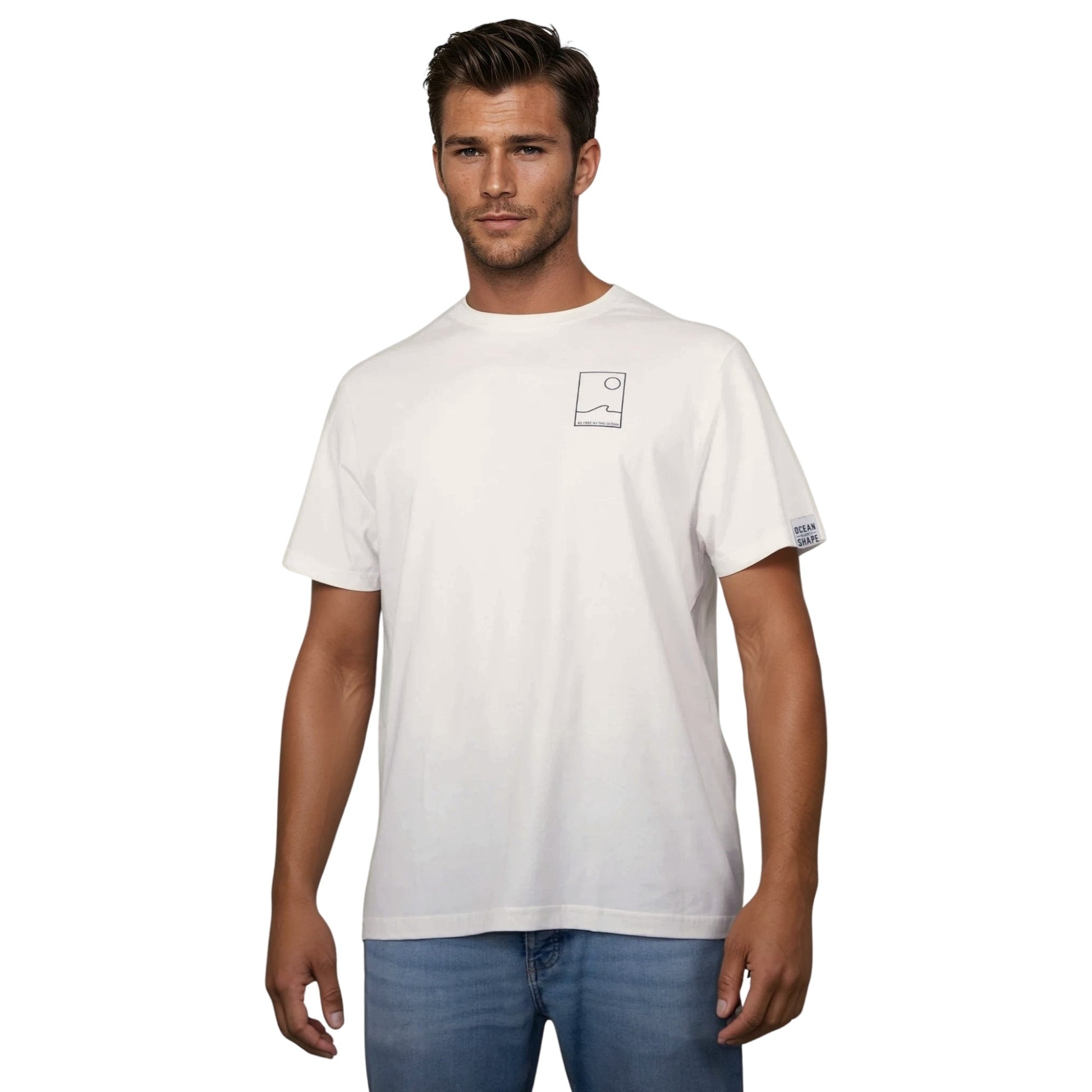 Tee-shirt unisexe blanc en coton biologique avec petit encadré vague / soleil minimaliste + écriture "free as ocean" noir sur la poitrine, vu de face sur mannequin homme.