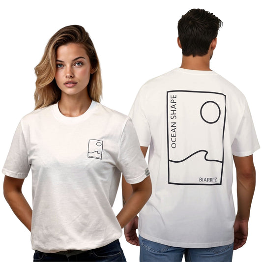 Tee-shirt unisexe off white en coton biologique.
Devant :  petit encadré vague / soleil minimaliste + écriture "free as ocean" noir sur la poitrine gauche.
Dos : grand encadré vague / soleil minimaliste + écriture "ocean shape Biarritz" noir.
Vu de face sur mannequin femme et de dos sur mannequin homme.
