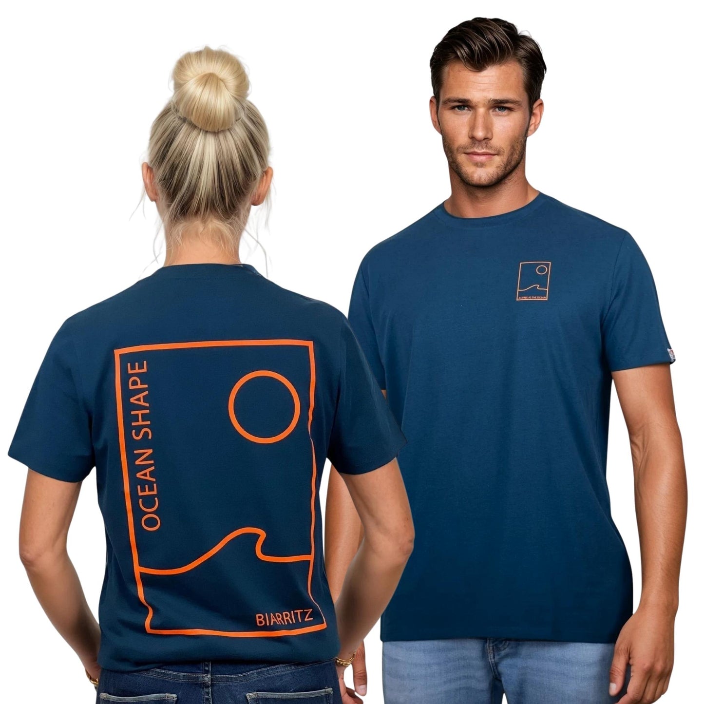 Tee-shirt unisexe bleu petrole en coton biologique.
Devant : petit encadré vague / soleil minimaliste + écriture "free as ocean" orange fluo sur la poitrine gauche.
Dos : grand encadré vague / soleil minimaliste + écriture "ocean shape Biarritz" orange fluo.
Vu de dos sur mannequin femme et vu de face sur mannequin homme.