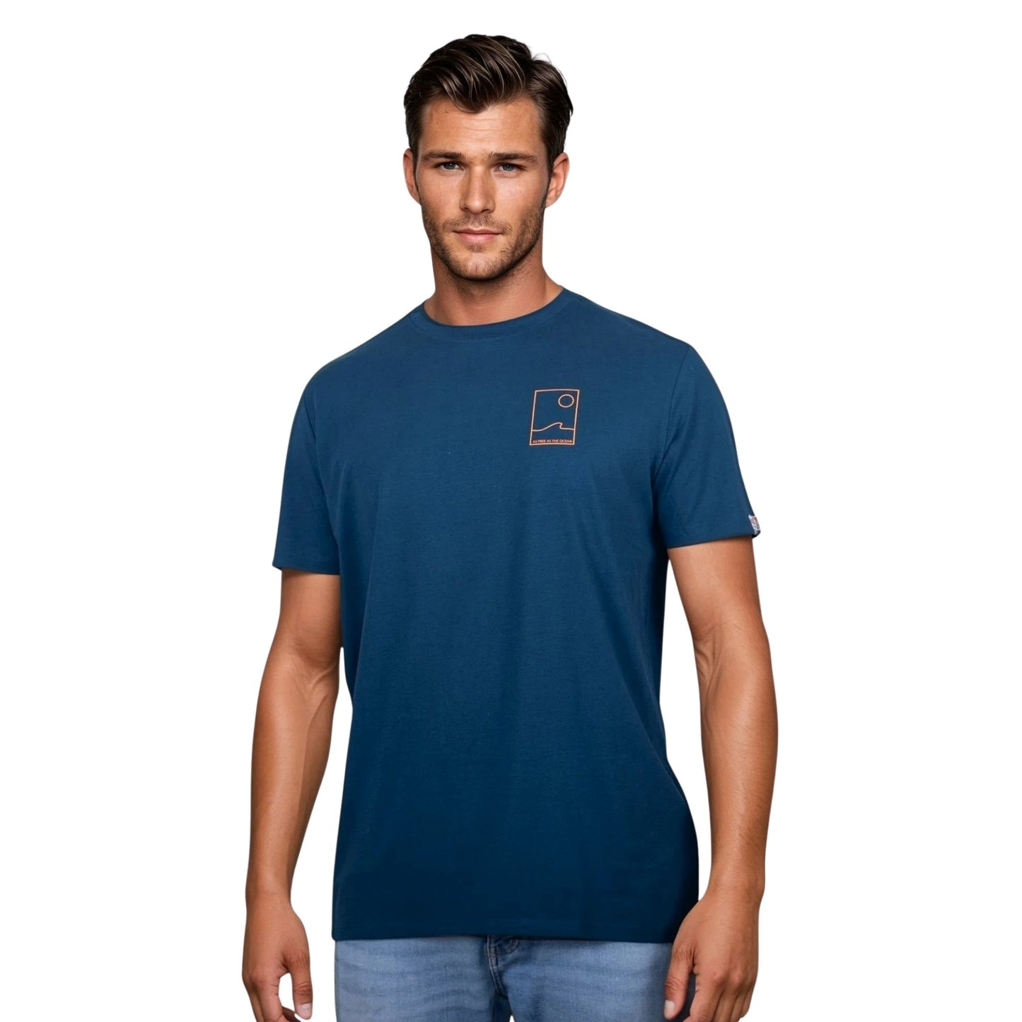 Tee-shirt unisexe bleu petrole en coton biologique avec petit encadré vague / soleil minimaliste + écriture "free as ocean" orange fluo sur la poitrine, vu de face sur mannequin homme