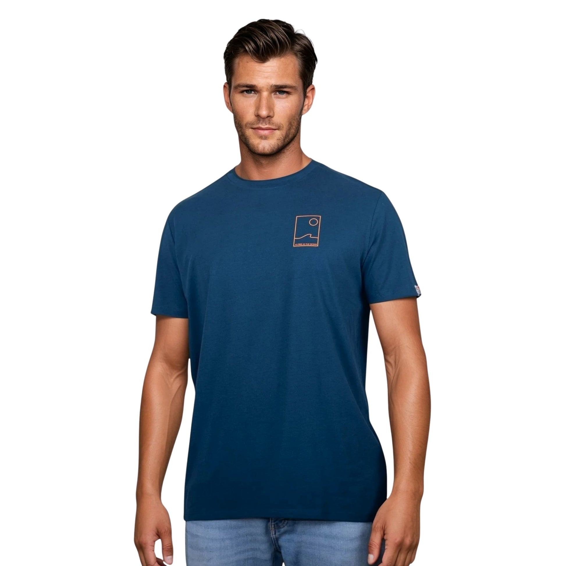 Tee-shirt unisexe bleu petrole en coton biologique avec petit encadré vague / soleil minimaliste + écriture "free as ocean" orange fluo sur la poitrine, vu de face sur mannequin homme