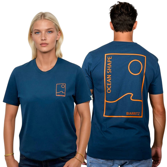 Tee-shirt unisexe bleu petrole en coton biologique.
Devant : petit encadré vague / soleil minimaliste + écriture "free as ocean" orange fluo sur la poitrine gauche.
Dos : grand encadré vague / soleil minimaliste + écriture "ocean shape Biarritz" orange fluo.
Vu de face sur mannequin femme et vu de dos sur mannequin homme.