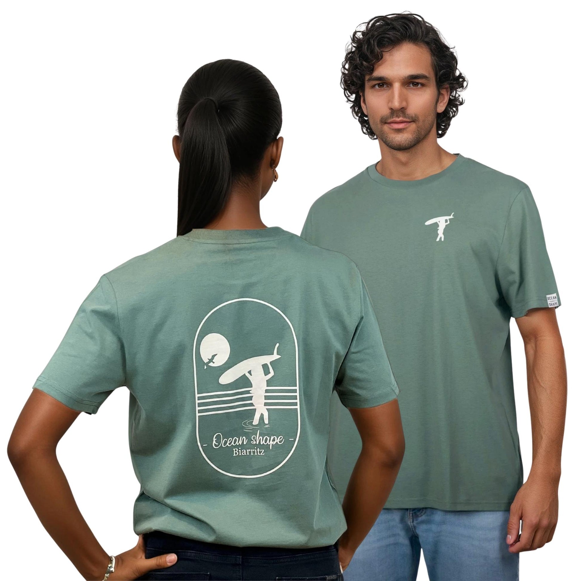 Tee-shirt unisexe vert sauge en coton biologique.
Devant : logo écru de surfeuse qui marche sur la poitrine gauche.
Dos : grand dessin de surfeuse qui marche + écriture "Ocean Shape Biarritz" écru.
Vu de dos sur mannequin femme et de face sur mannequin homme.
