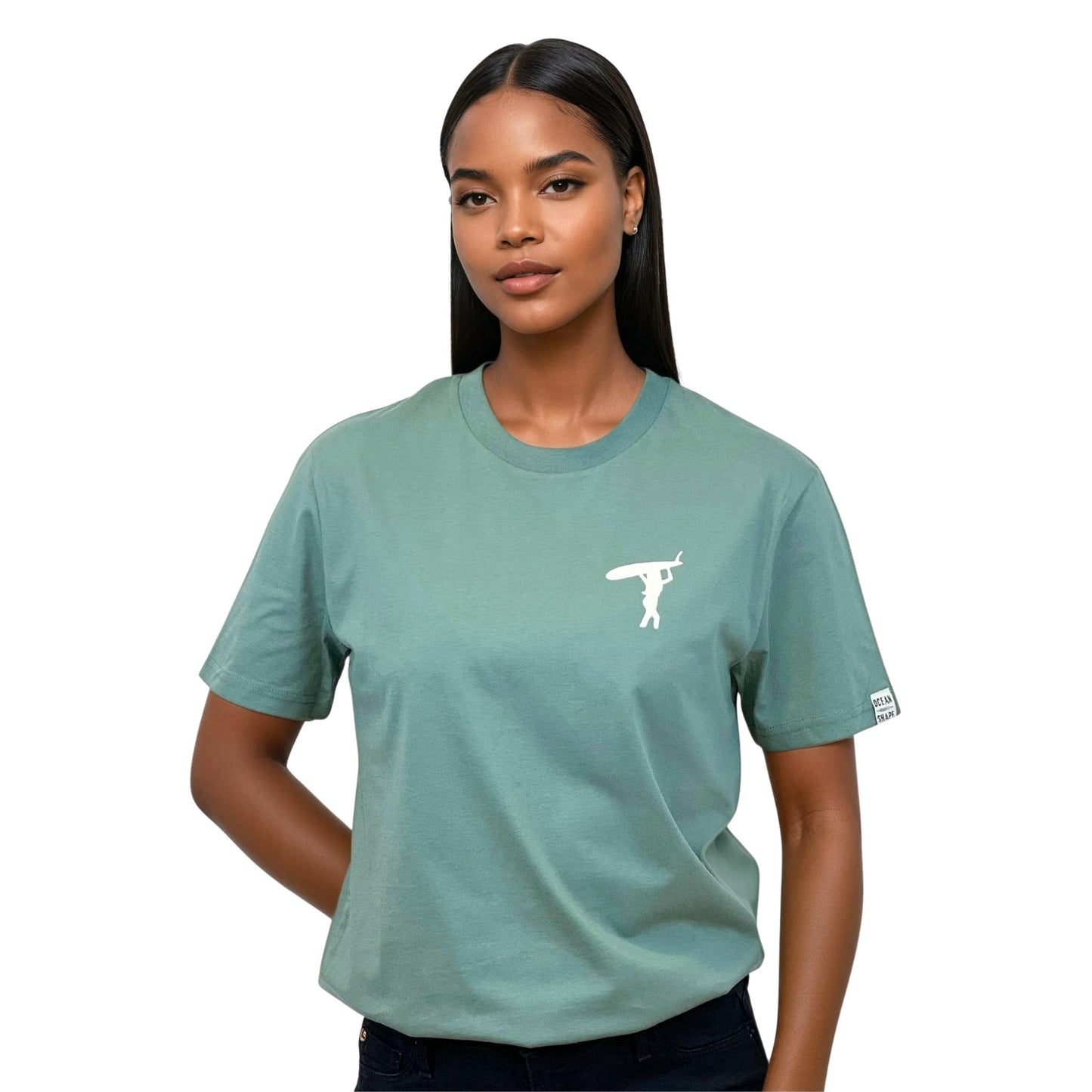 Tee-shirt unisexe vert sauge en coton biologique avec logo écru de surfeuse qui marche sur la poitrine gauche, vu de face sur mannequin femme. 