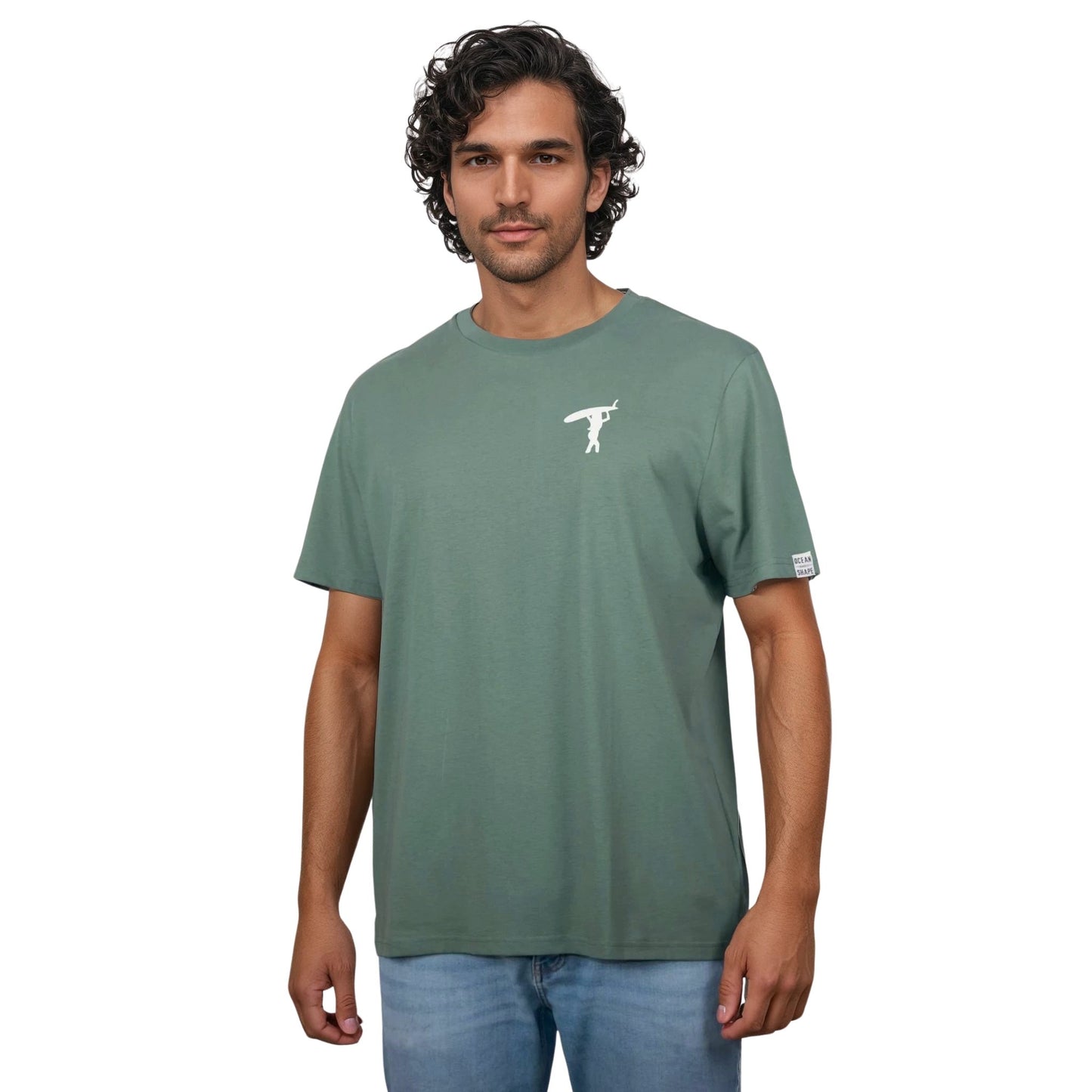 Tee-shirt unisexe vert sauge en coton biologique avec logo écru de surfeuse qui marche sur la poitrine gauche, vu de face sur mannequin homme.