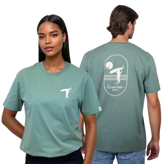 Tee-shirt unisexe vert sauge en coton biologique.
Devant : logo écru de surfeuse qui marche sur la poitrine gauche.
Dos : grand dessin de surfeuse qui marche + écriture "Ocean Shape Biarritz" écru.
Vu de face sur mannequin femme et de dos sur mannequin homme.