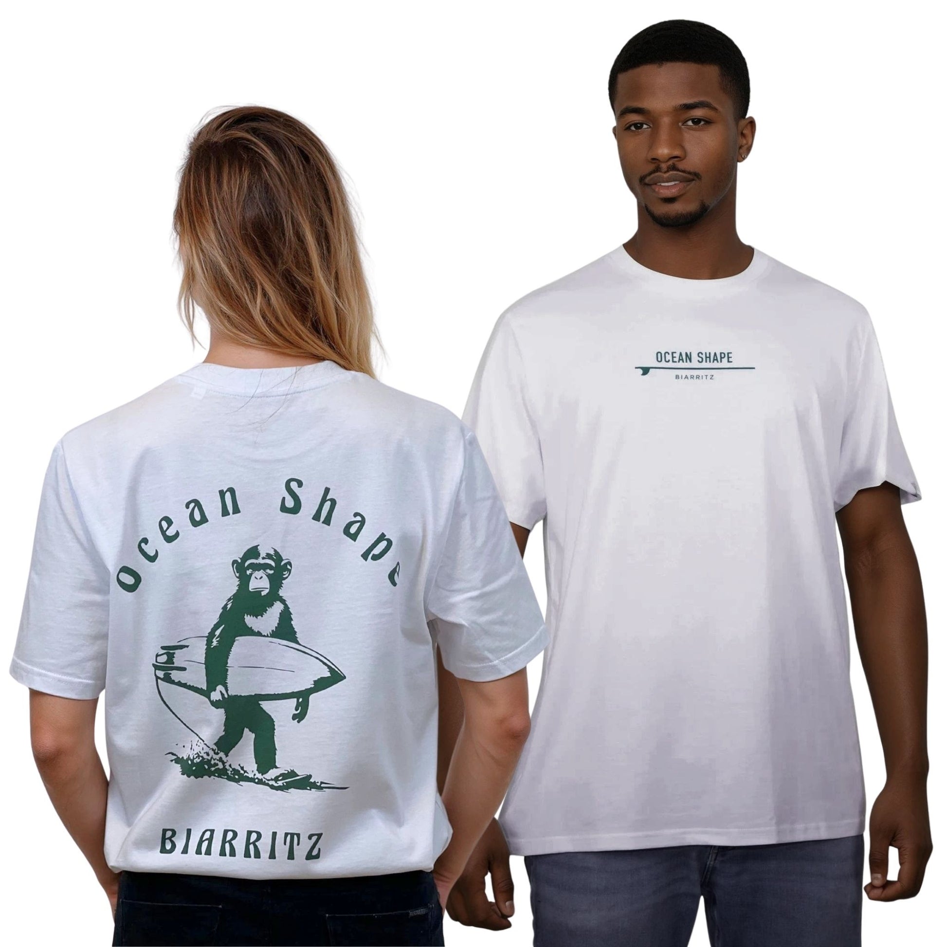 Tee-shirt unisexe blanc en coton biologique.
Devant :  signature "ocean shape Biarritz" sur surf vert sur la poitrine.
Dos :  gros dessin de singe surfer + écriture "ocean shape Biarritz" vert.
Vu de dos sur mannequin femme et de face sur mannequin homme.