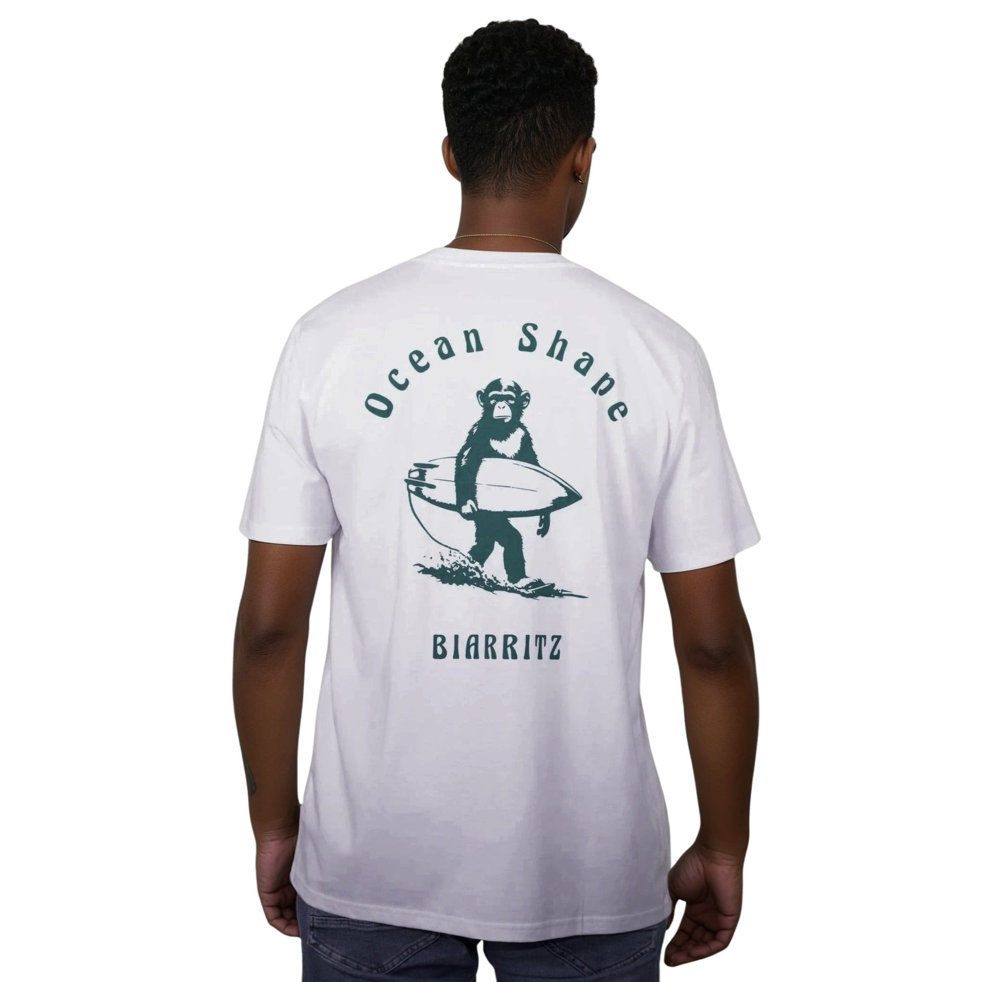 Tee-shirt unisexe blanc en coton biologique avec gros dessin de singe surfer + écriture "ocean shape Biarritz" vert dans le dos, vu de dos sur mannequin homme.