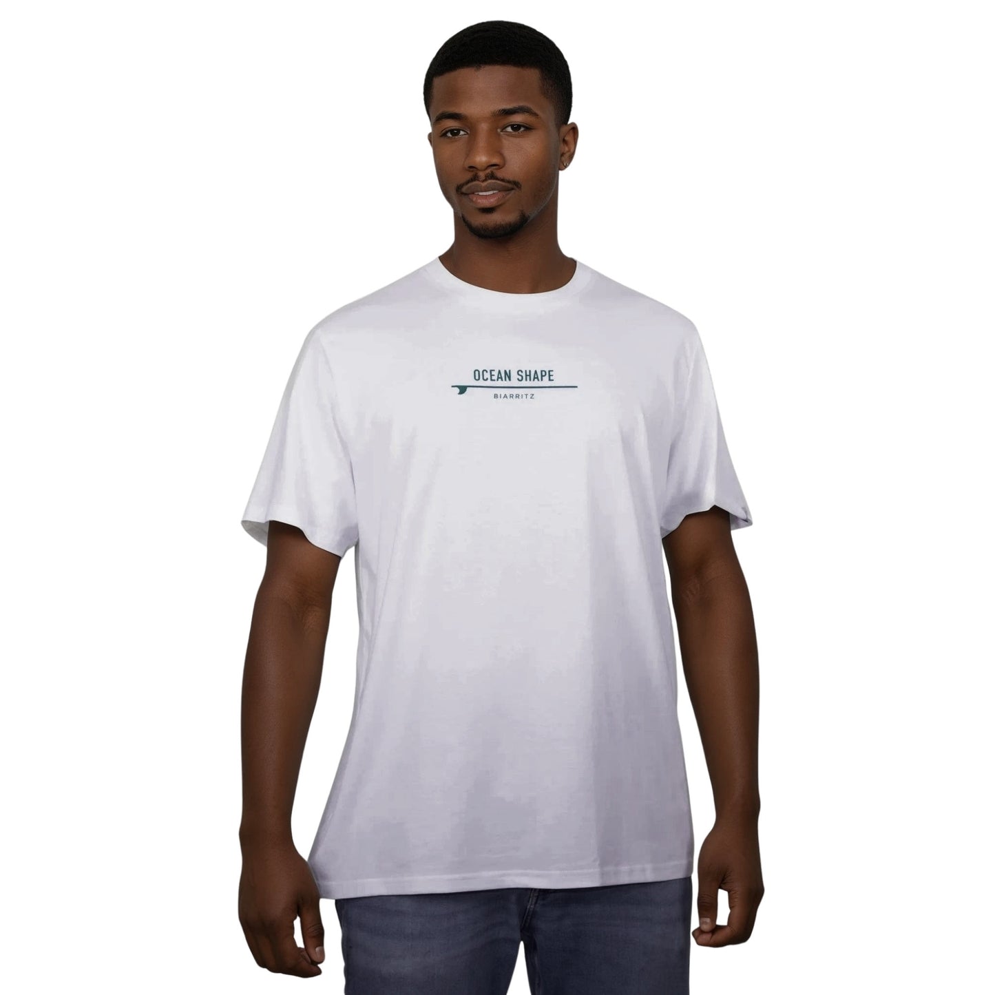 Tee-shirt unisexe blanc en coton biologique avec petite signature "ocean shape Biarritz" sur surf vert sur la poitrine, vu de face sur mannequin homme.