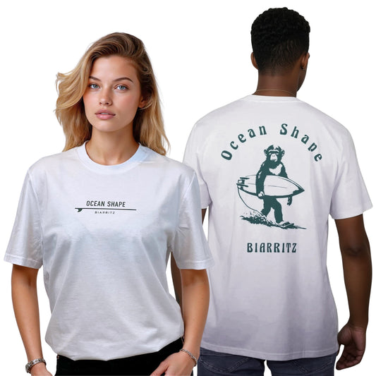 Tee-shirt unisexe blanc en coton biologique.
Devant :  signature "ocean shape Biarritz" sur surf vert sur la poitrine.
Dos :  gros dessin de singe surfer + écriture "ocean shape Biarritz" vert.
Vu de face sur mannequin femme et de dos sur mannequin homme.
