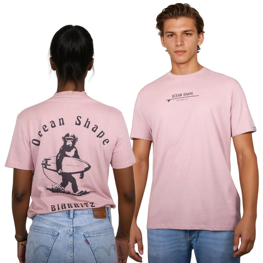 Tee-shirt unisexe rose pale en coton biologique.
Devant : petite signature "ocean shape Biarritz" sur surf marron foncé sur la poitrine.
Dos : gros dessin de singe surfeur et écriture « ocean shape Biarritz » marron foncé.
Vu de face sur mannequin femme et vu de dos sur mannequin homme.