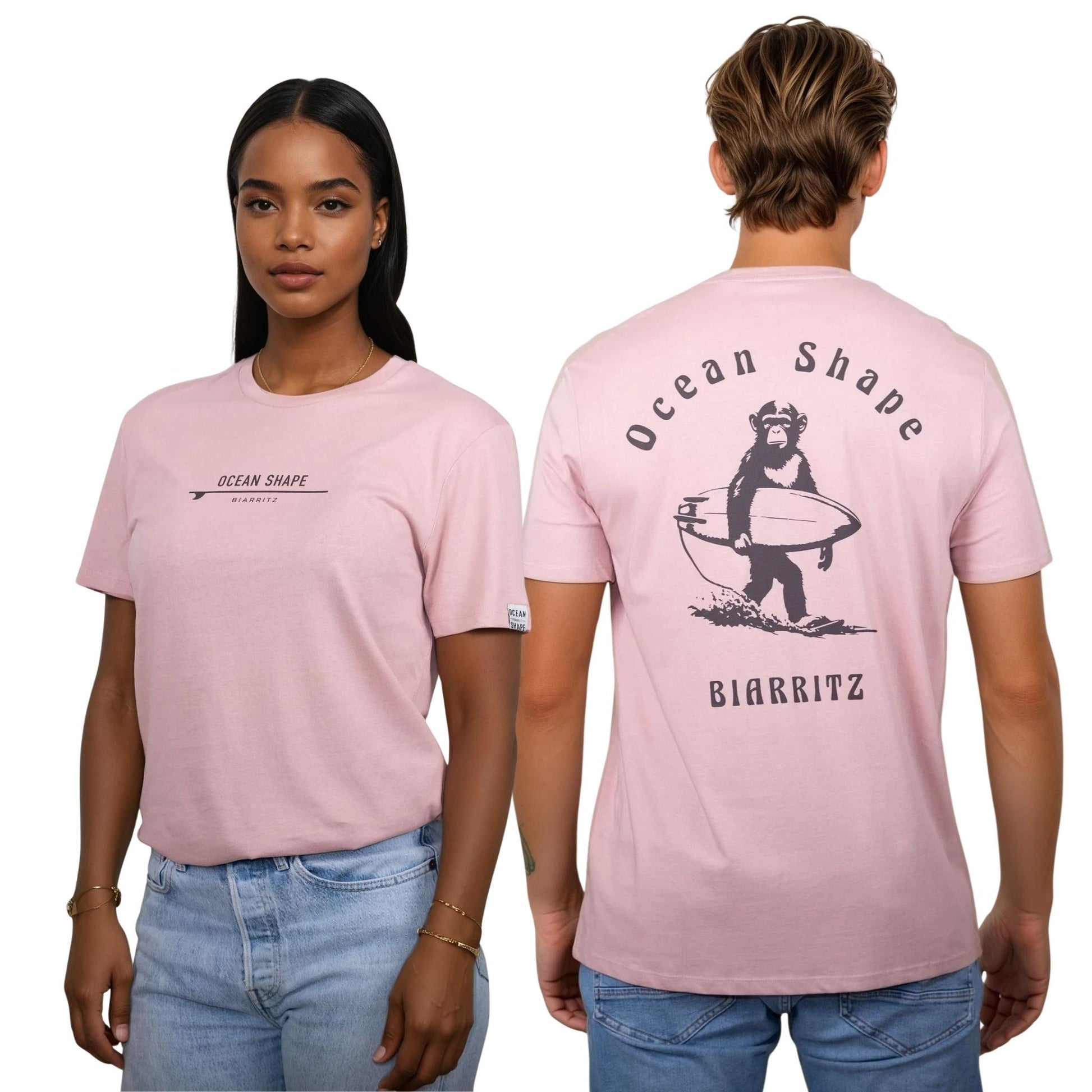 Tee-shirt unisexe rose pale en coton biologique.
Devant : petite signature "ocean shape Biarritz" sur surf marron foncé sur la poitrine.
Dos : gros dessin de singe surfeur et écriture « ocean shape Biarritz » marron foncé.
Vu de face sur mannequin femme et vu de dos sur mannequin homme.