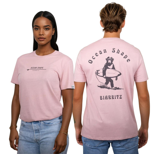 Tee-shirt unisexe rose pale en coton biologique.
Devant : petite signature "ocean shape Biarritz" sur surf marron foncé sur la poitrine.
Dos : gros dessin de singe surfeur et écriture « ocean shape Biarritz » marron foncé.
Vu de face sur mannequin femme et vu de dos sur mannequin homme.