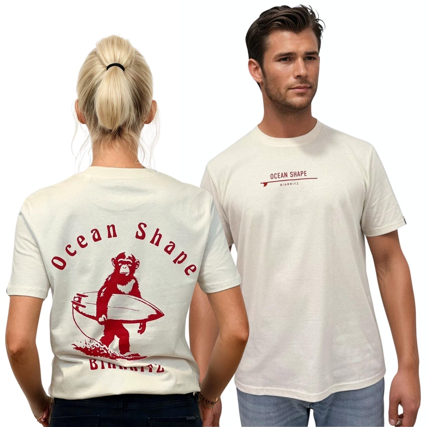 Tee-shirt unisexe écru en coton biologique.
Devant : signature "ocean shape biarritz" sur surf rouge sur la poitrine.
Dos : grand dessin de singe qui tient une planche de surf + écriture "Ocean Shape Biarritz" rouge.
Vu de dos sur mannequin femme et de face sur mannequin homme.