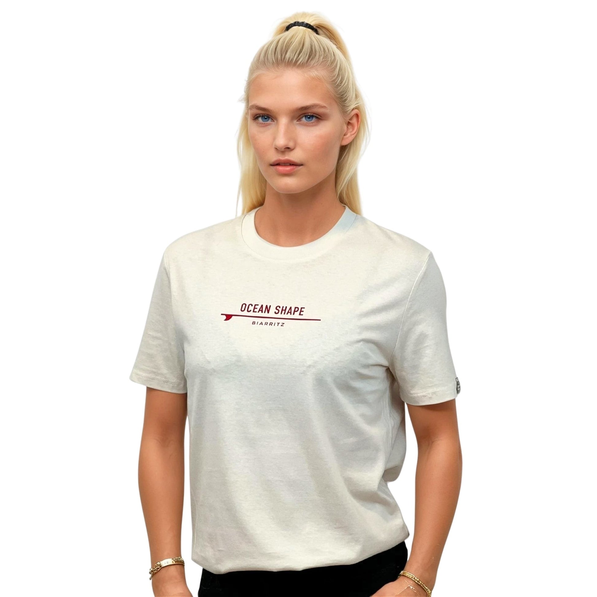 Tee-shirt unisexe écru en coton biologique, signature "ocean shape biarritz" sur surf rouge sur la poitrine.
Vu de face sur mannequin femme.