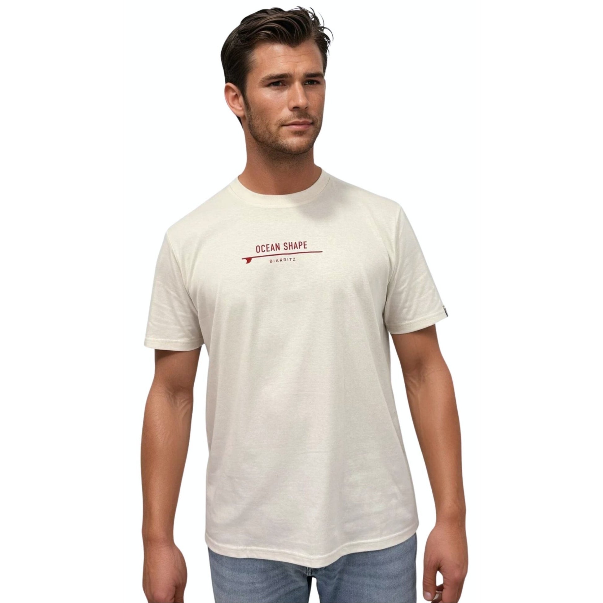 Tee-shirt unisexe écru en coton biologique, signature "ocean shape biarritz" sur surf rouge sur la poitrine.
Vu de face sur mannequin homme.