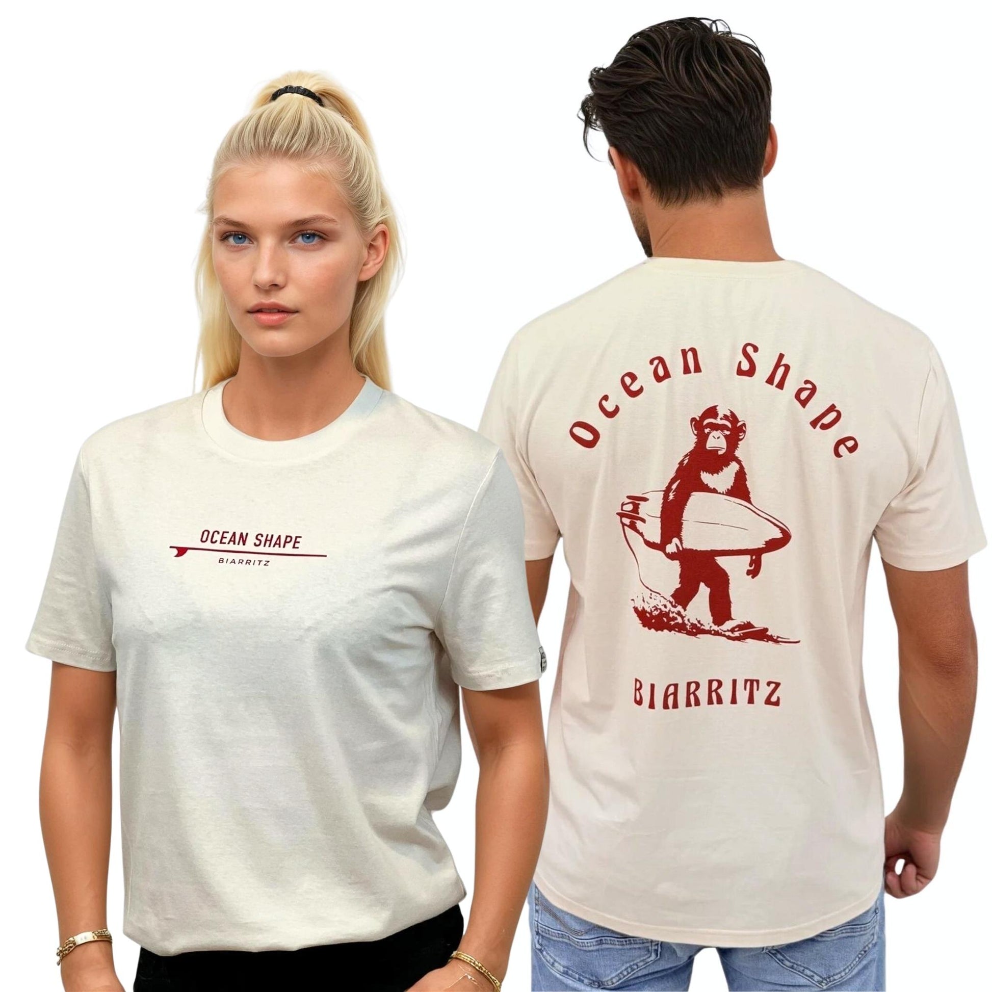 Tee-shirt unisexe écru en coton biologique.
Devant : signature "ocean shape biarritz" sur surf rouge sur la poitrine.
Dos : grand dessin de singe qui tient une planche de surf + écriture "Ocean Shape Biarritz" rouge.
Vu de face sur mannequin femme et de dos sur mannequin homme.