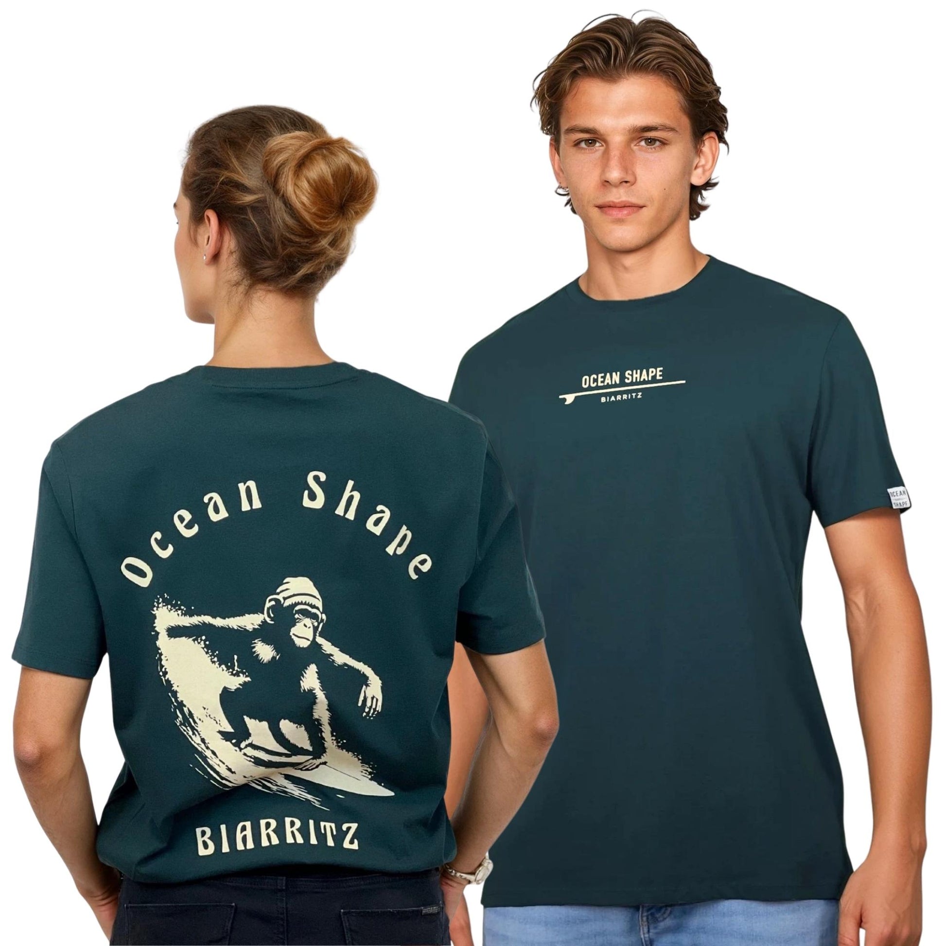 Tee-shirt unisexe en coton biologique vert foncé.
Devant : signature Ocean Shape Biarriz beige sur la poitrine.
Dos : grand dessin beige de singe qui surfe avec écriture "Ocean Shape Biarritz".
Vu de dos sur mannequin femme et de face sur mannequin homme.