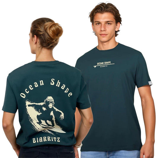 Tee-shirt unisexe en coton biologique vert foncé.
Devant : signature Ocean Shape Biarriz beige sur la poitrine.
Dos : grand dessin beige de singe qui surfe avec écriture "Ocean Shape Biarritz".
Vu de dos sur mannequin femme et de face sur mannequin homme.