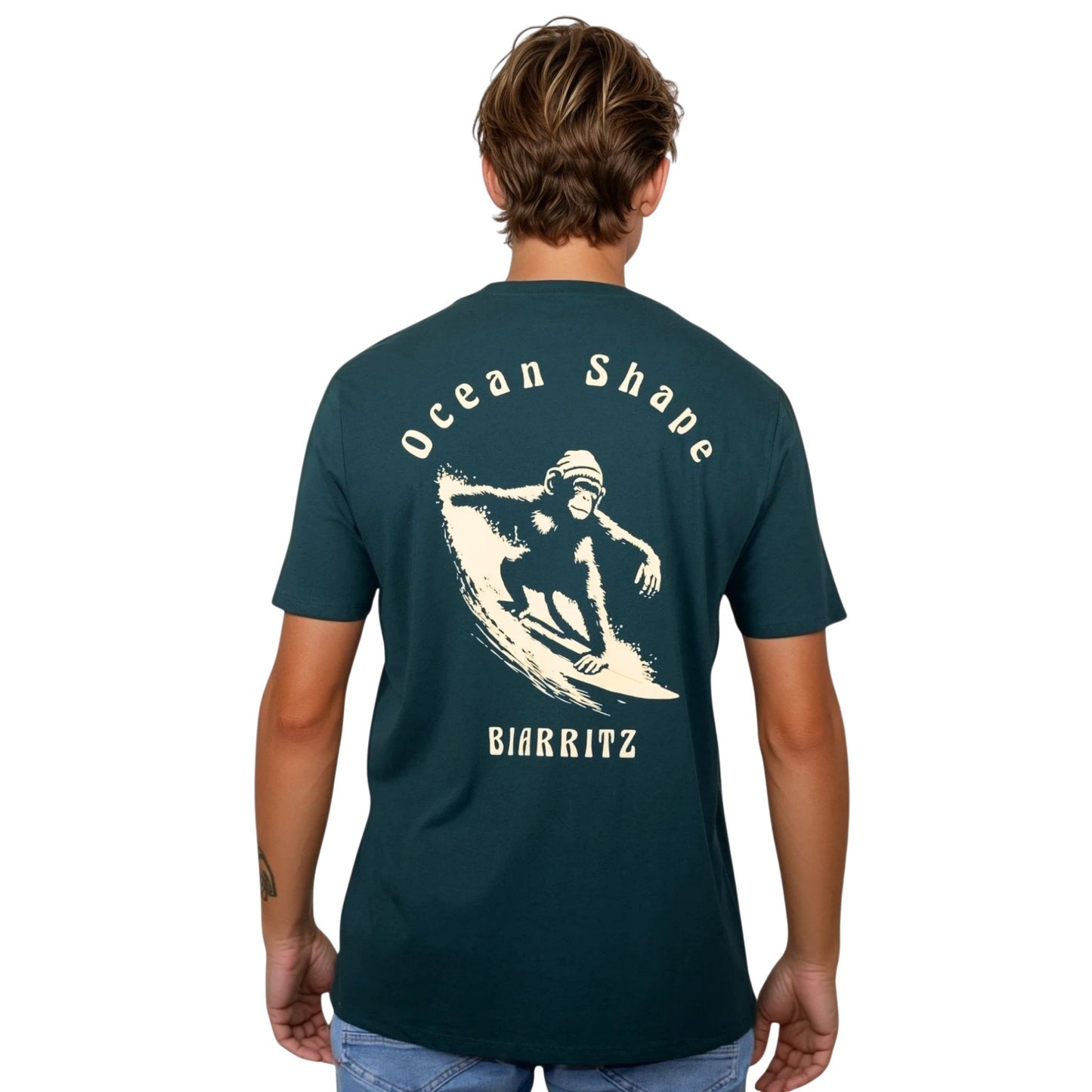 Tee-shirt unisexe vert foncé en coton biologique avec gros dessin de singe qui surfe et écriture « ocean shape Biarritz » beige dans le dos, vu de dos sur mannequin homme.