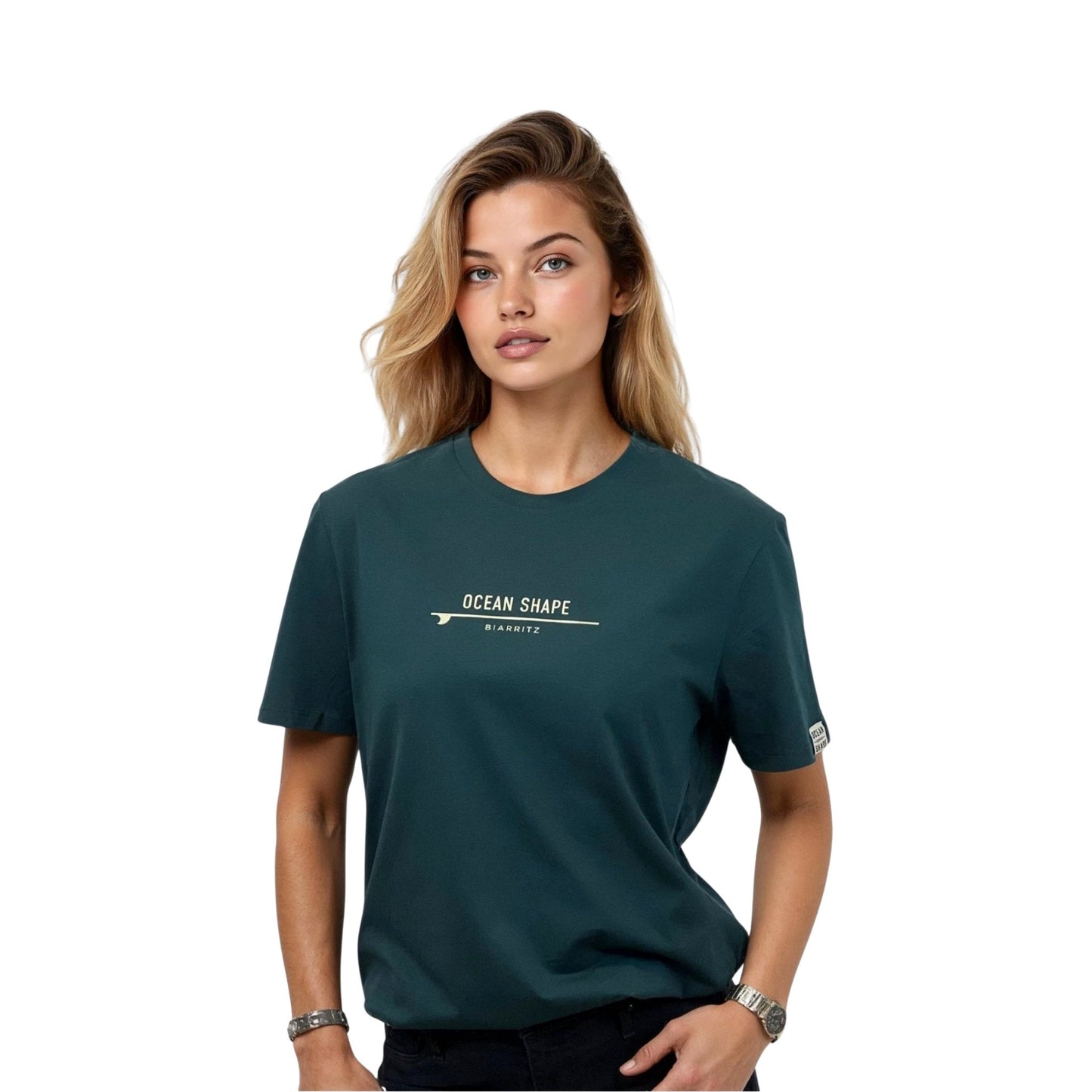 Tee-shirt unisexe en coton biologique vert foncé.
Signature Ocean Shape Biarriz beige sur la poitrine.
Vu de face sur mannequin femme.