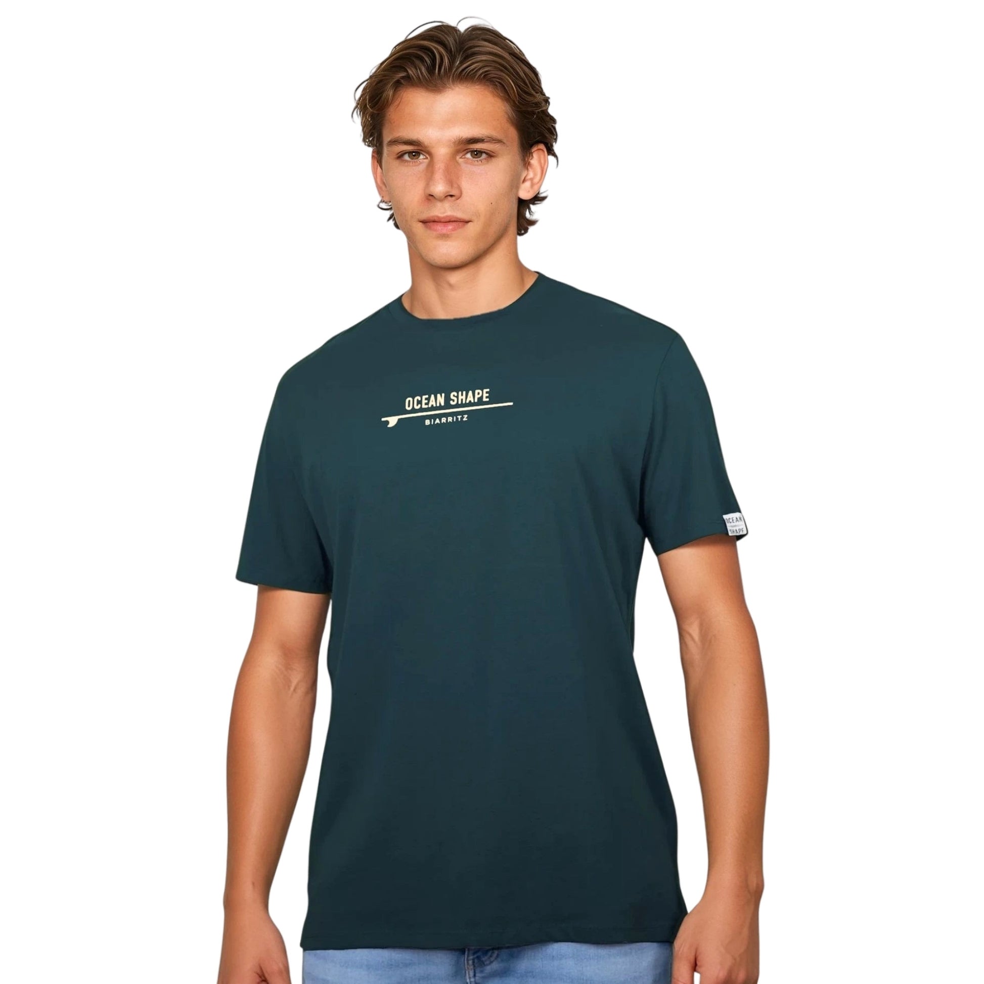 Tee-shirt unisexe en coton biologique vert foncé.
Signature Ocean Shape Biarriz beige sur la poitrine.
Vu de face sur mannequin homme.