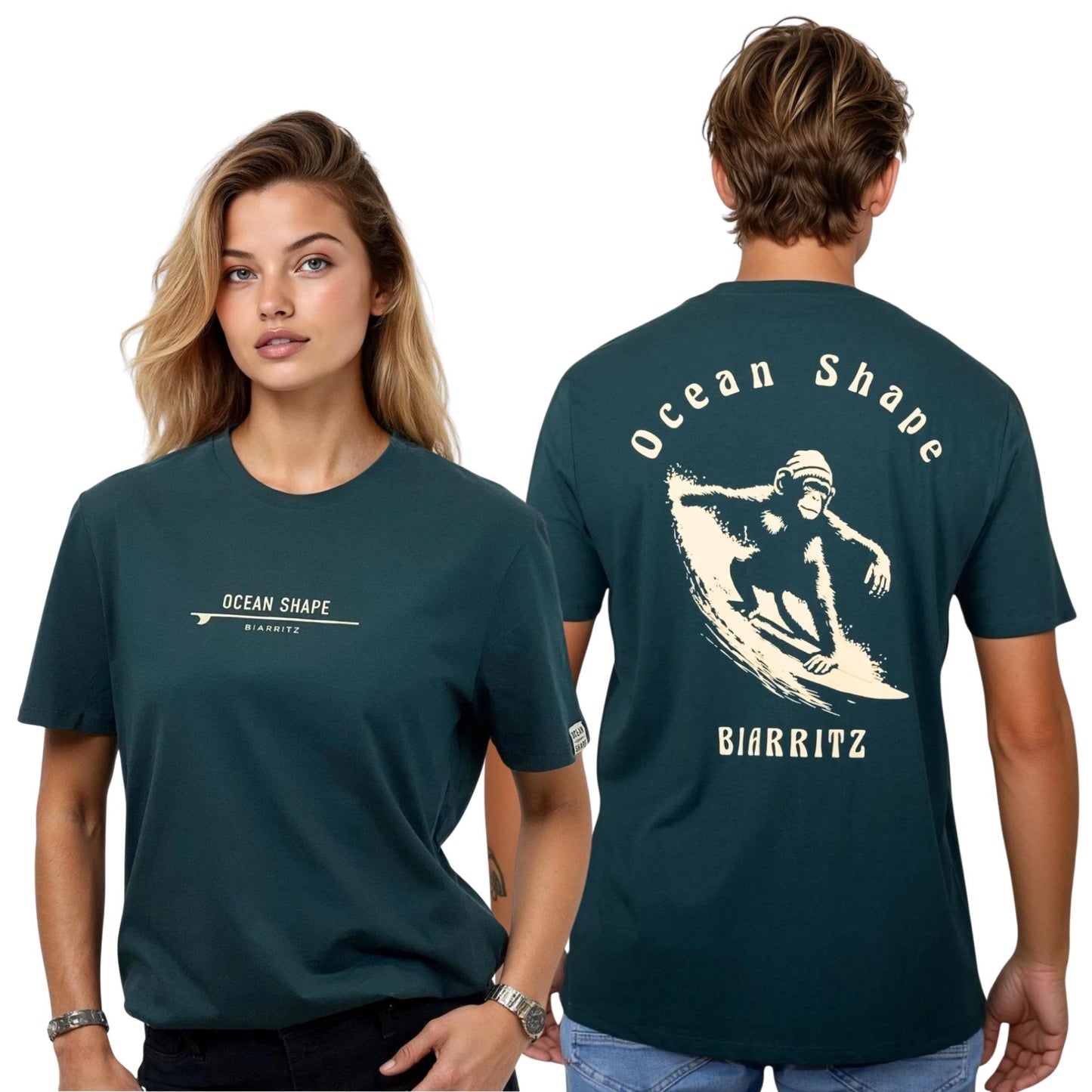 Tee-shirt unisexe en coton biologique vert foncé.
Devant : signature Ocean Shape Biarriz beige sur la poitrine.
Dos : grand dessin beige de singe qui surfe avec écriture "Ocean Shape Biarritz".
Vu de face sur mannequin femme et de dos sur mannequin homme.