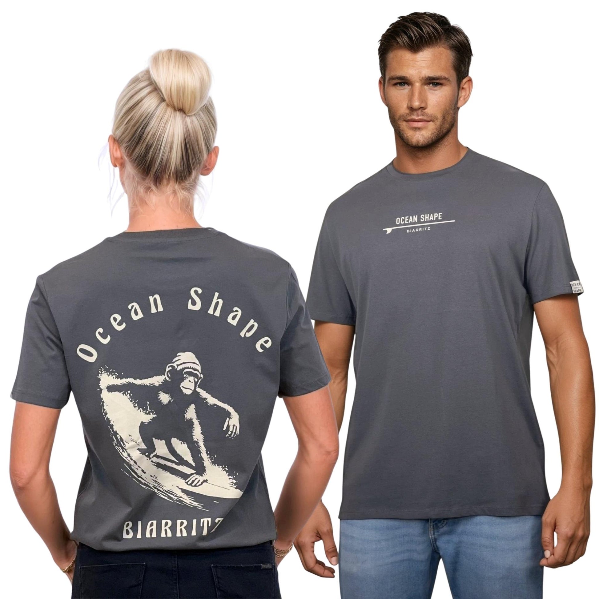 Tee-shirt unisexe gris foncé en coton biologique.
Devant : signature "ocean shape Biarritz" sur surf beige sur la poitrine gauche.
Dos : grand dessin de singe qui surfe avec écriture "ocean shape biarritz" en beige.
Vu de dos sur mannequin femme et de face sur mannequin homme.