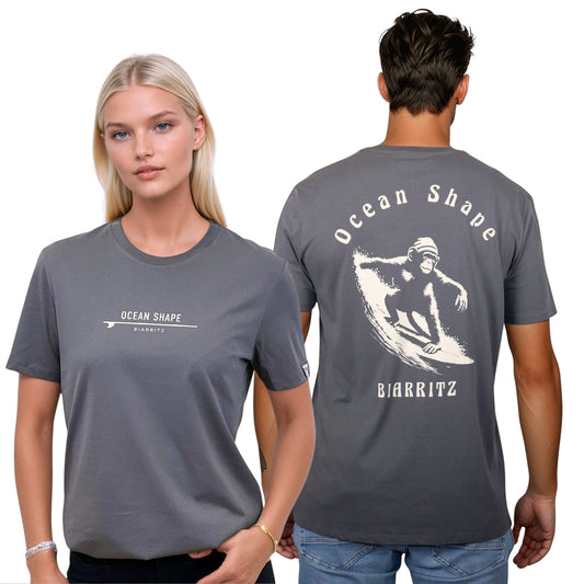 Tee-shirt unisexe gris foncé en coton biologique.
Devant : signature "ocean shape Biarritz" sur surf beige sur la poitrine gauche.
Dos : grand dessin de singe qui surfe avec écriture "ocean shape biarritz" en beige.
Vu de face sur mannequin femme et de dos sur mannequin homme.