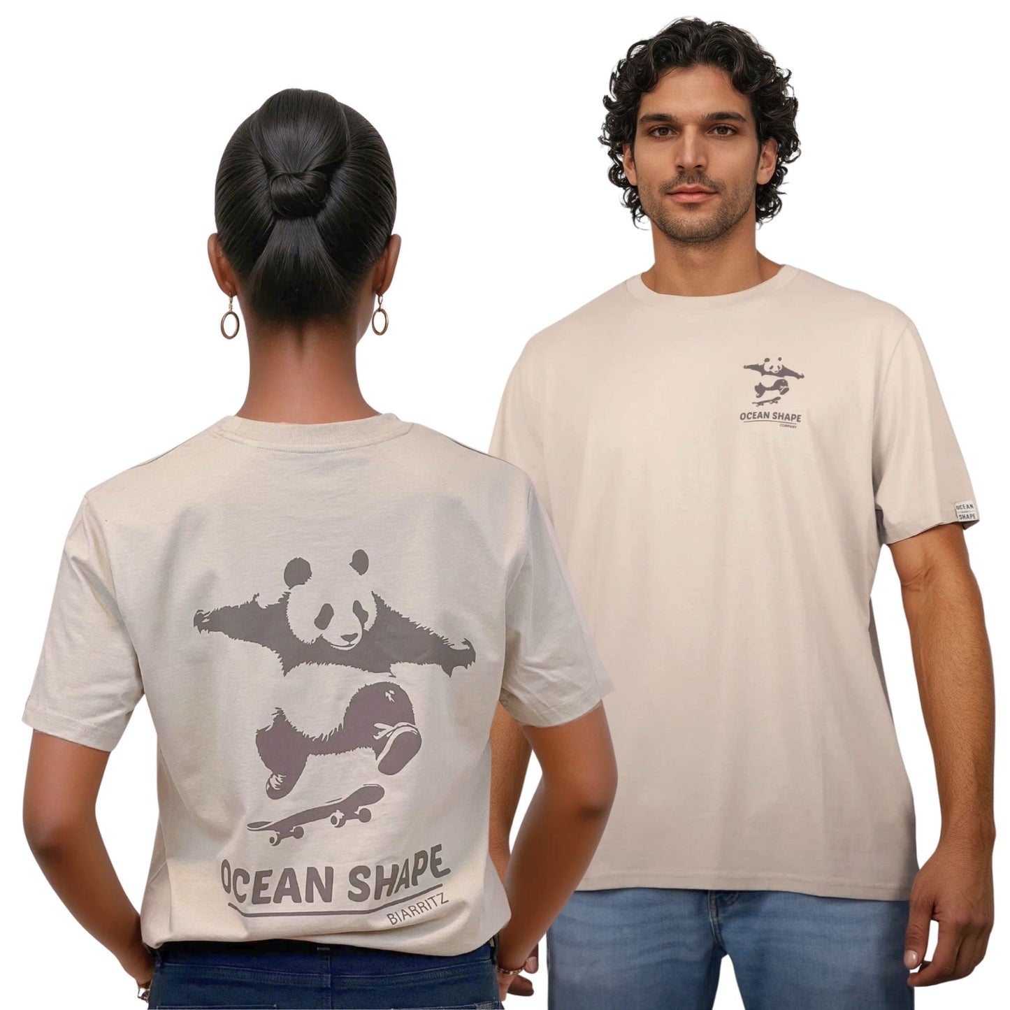 T-shirt unisexe beige en coton biologique.
Devant : petit dessin panda skateur marron foncé sur la poitrine.
Dos : gros dessin de panda skateur et écriture « ocean shape Biarritz » marron foncé. 
Vue de dos sur mannequin femme et de face sur mannequin homme.