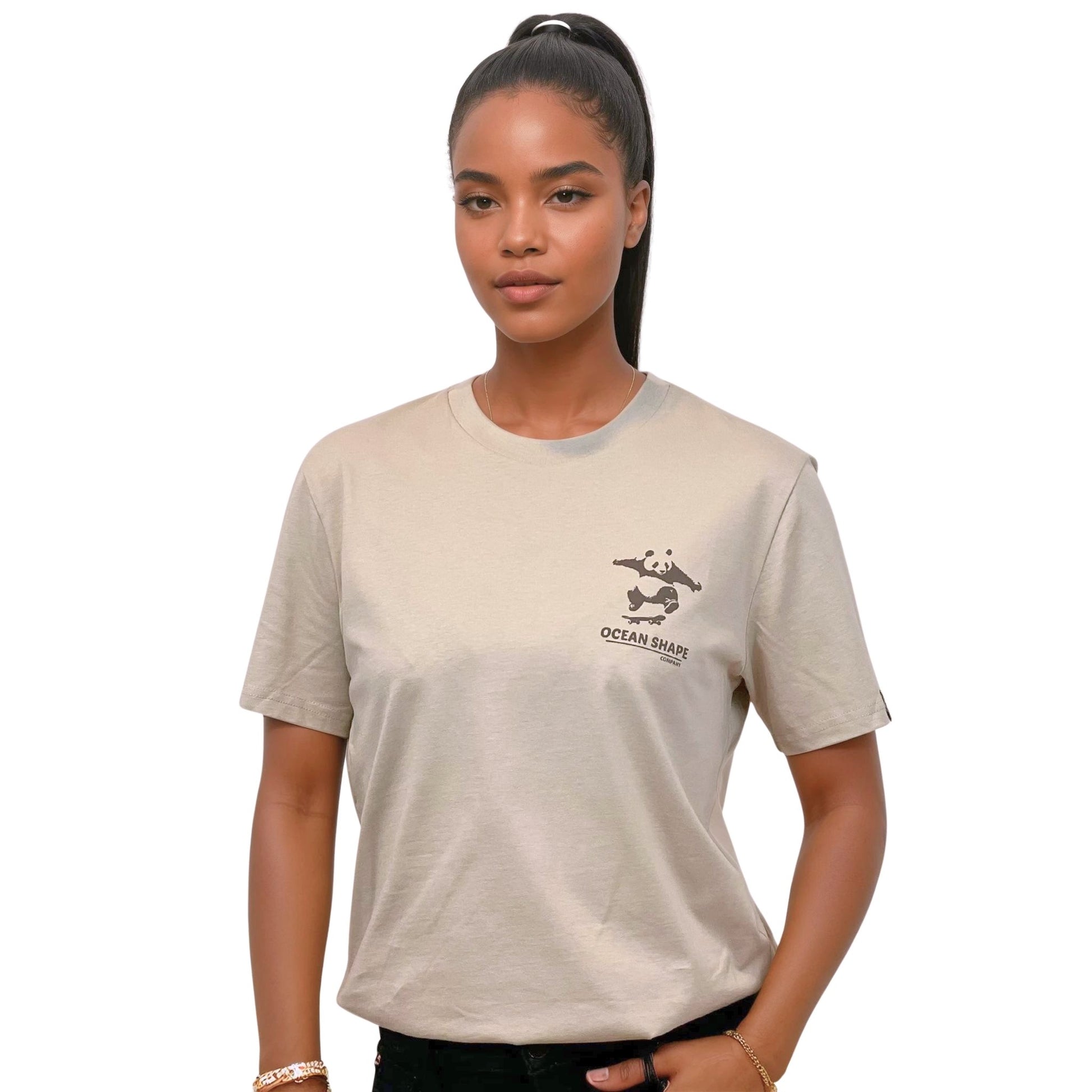 T-shirt unisexe beige en coton biologique avec petit dessin panda skateur marron foncé sur la poitrine, vue de face sur mannequin femme.