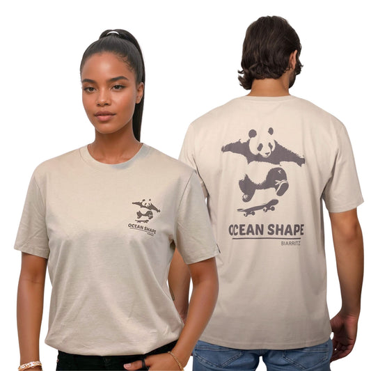 T-shirt unisexe beige en coton biologique.
Devant : petit dessin panda skateur marron foncé sur la poitrine.
Dos : gros dessin de panda skateur et écriture « ocean shape Biarritz » marron foncé. 
Vue de face sur mannequin femme et de dos sur mannequin homme.