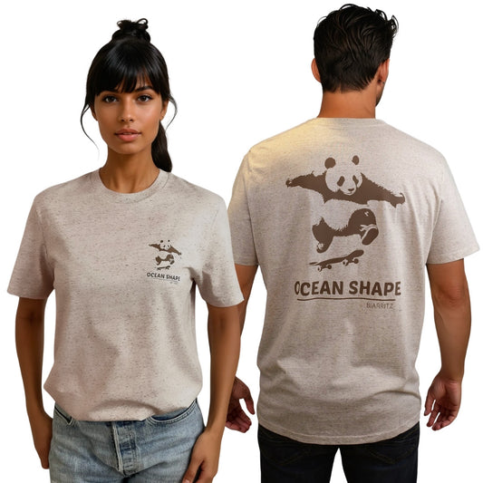 t-shirt unisexe en coton biologique beige chiné.
devant : petit dessin marron d'un panda qui squate avec écriture "ocean shape company" sur la poitrine gauche.
dos : grand dessin marron d'un panda qui squate avec écriture "ocean shape company".
Vu de face sur mannequin femme et de dos sur mannequin homme.