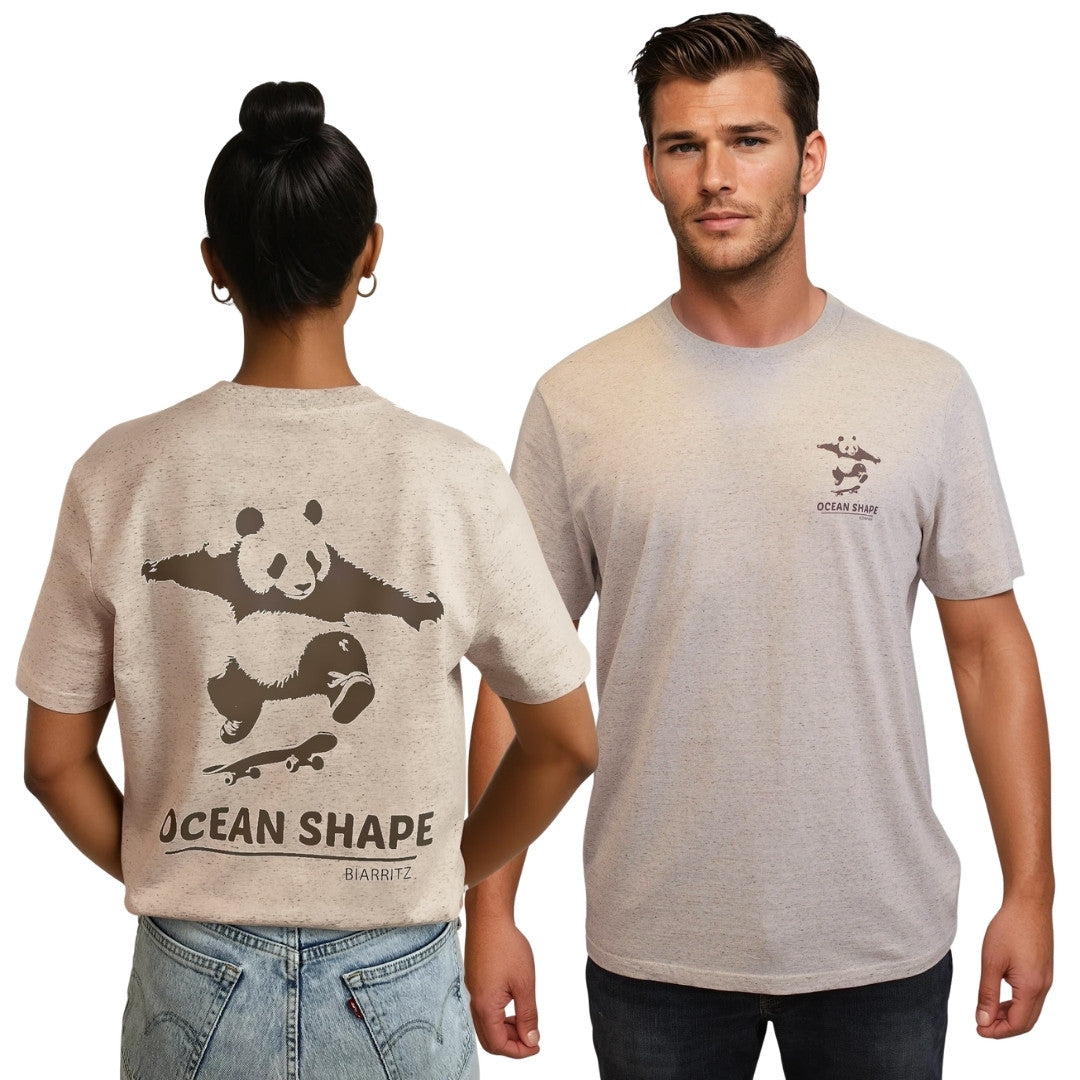 t-shirt unisexe en coton biologique beige chiné.
devant : petit dessin marron d'un panda qui squate avec écriture "ocean shape company" sur la poitrine gauche.
dos : grand dessin marron d'un panda qui squate avec écriture "ocean shape company".
Vu de dos sur mannequin femme et de face sur mannequin homme.