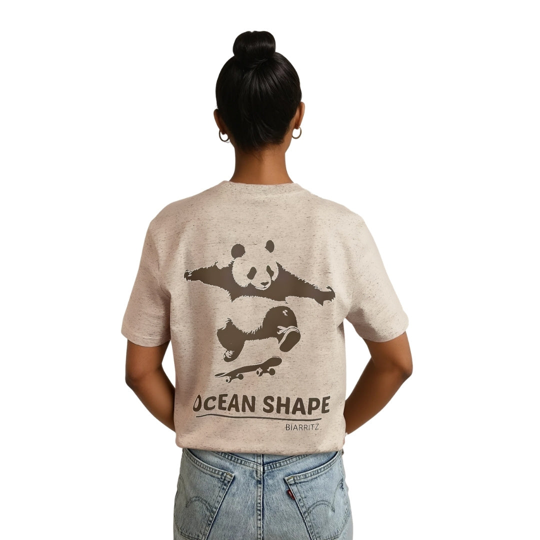 t-shirt unisexe en coton biologique beige chiné, vu de dos sur mannequin femme.
grand dessin marron d'un panda qui squate avec écriture "ocean shape company"dans le dos