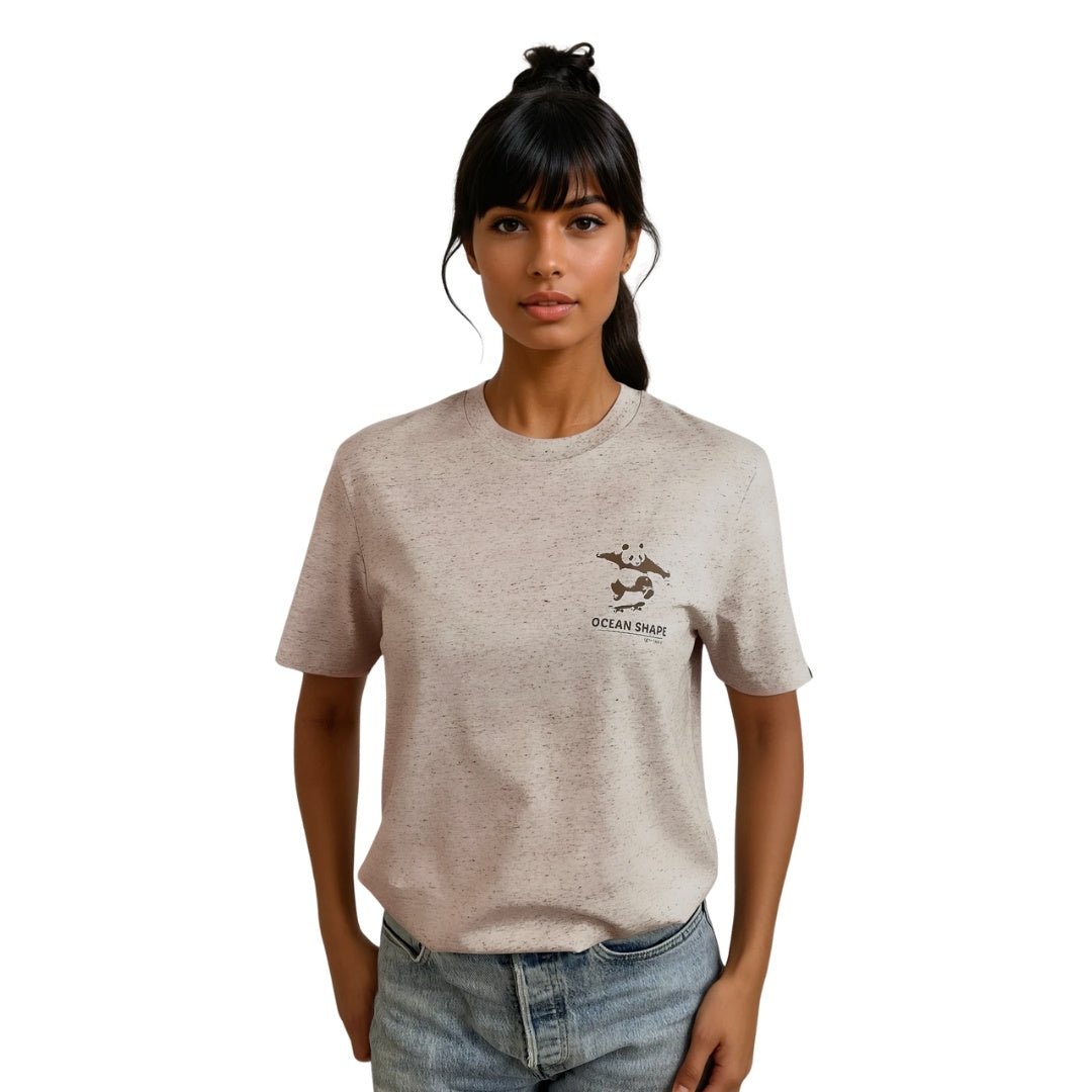 t-shirt unisexe en coton biologique beige chiné, vu de face sur mannequin femme.
petit dessin marron d'un panda qui squate avec écriture "ocean shape company" sur la poitrine gauche.