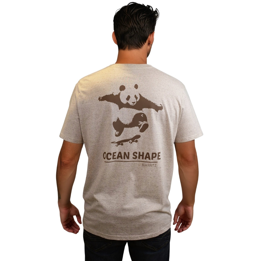 t-shirt unisexe en coton biologique beige chiné, vu de dos sur mannequin homme.
grand dessin marron d'un panda qui squate avec écriture "ocean shape company"dans le dos