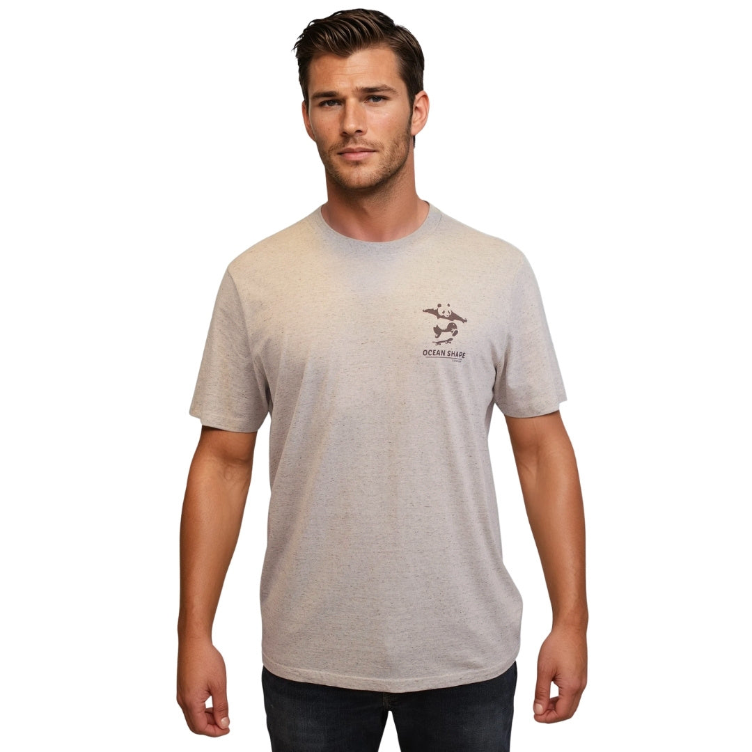 t-shirt unisexe en coton biologique beige chiné, vu de face sur mannequin homme.
petit dessin marron d'un panda qui squate avec écriture "ocean shape company" sur la poitrine gauche.