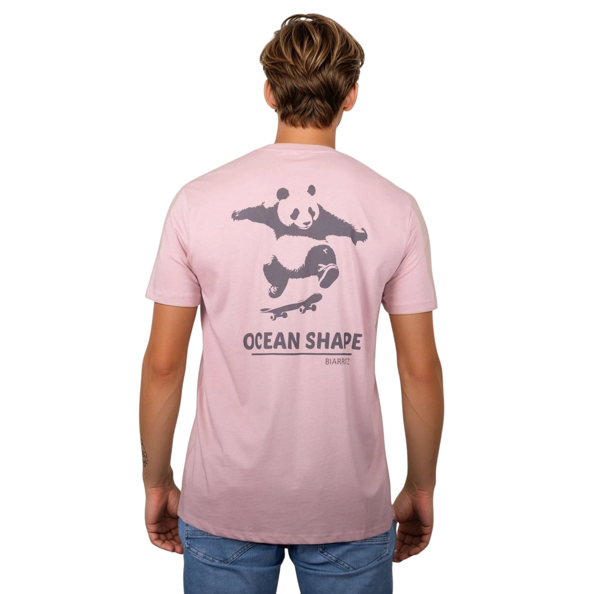 T-shirt unisexe rose pale en coton biologique avec gros dessin de panda skateur et écriture « ocean shape Biarritz » marron foncé dans le dos, vue de dos sur mannequin homme.