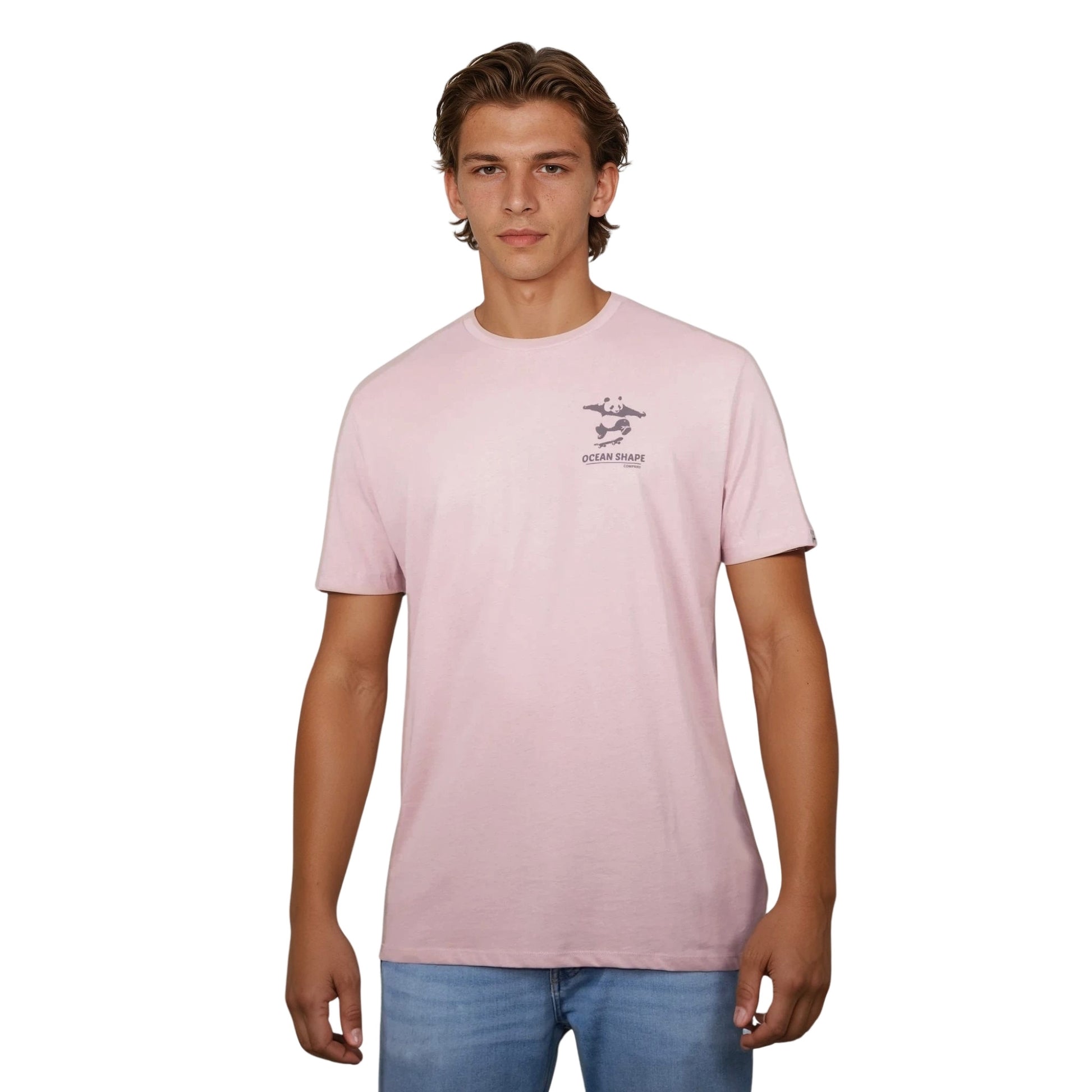T-shirt unisexe rose pale en coton biologique avec petit dessin panda skateur marron foncé sur la poitrine, vue de face sur mannequin homme.