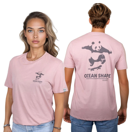 Tee-shirt unisexe rose pale en coton biologique.
Devant : petit logo panda qui skate marron foncé sur la poitrine gauche.
Dos : gros logo panda qui skate et écriture "ocean shape" en marron foncé.
Vu de face sur mannequin femme et vu de dos sur mannequin homme.