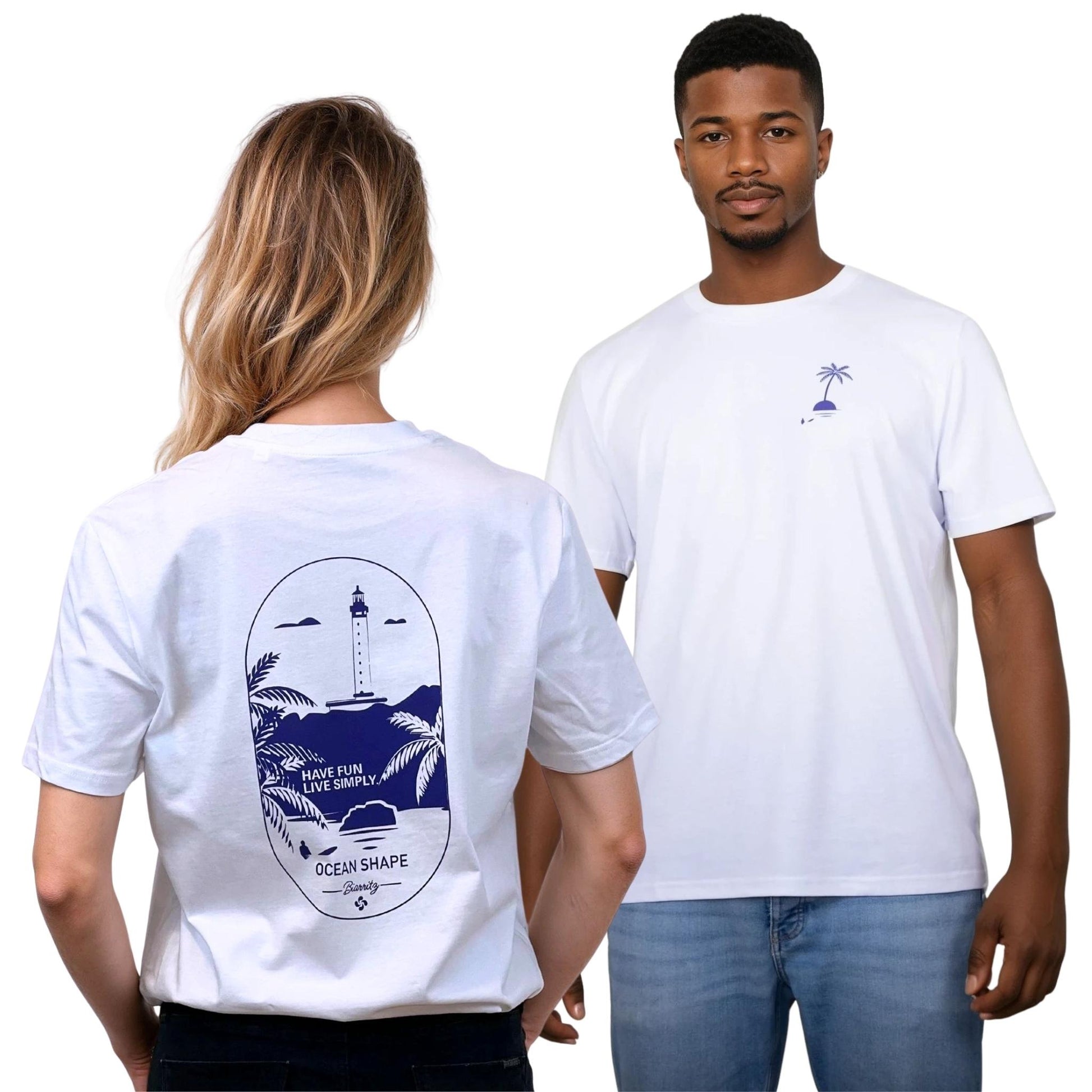 T-shirt unisexe blanc en coton biologique.
Devant : petit dessin palmier sur île bleu sur la poitrine gauche.
Dos : grand dessin phare de Biarritz bleu.
Vu de dos sur mannequin femme et de face sur mannequin homme.