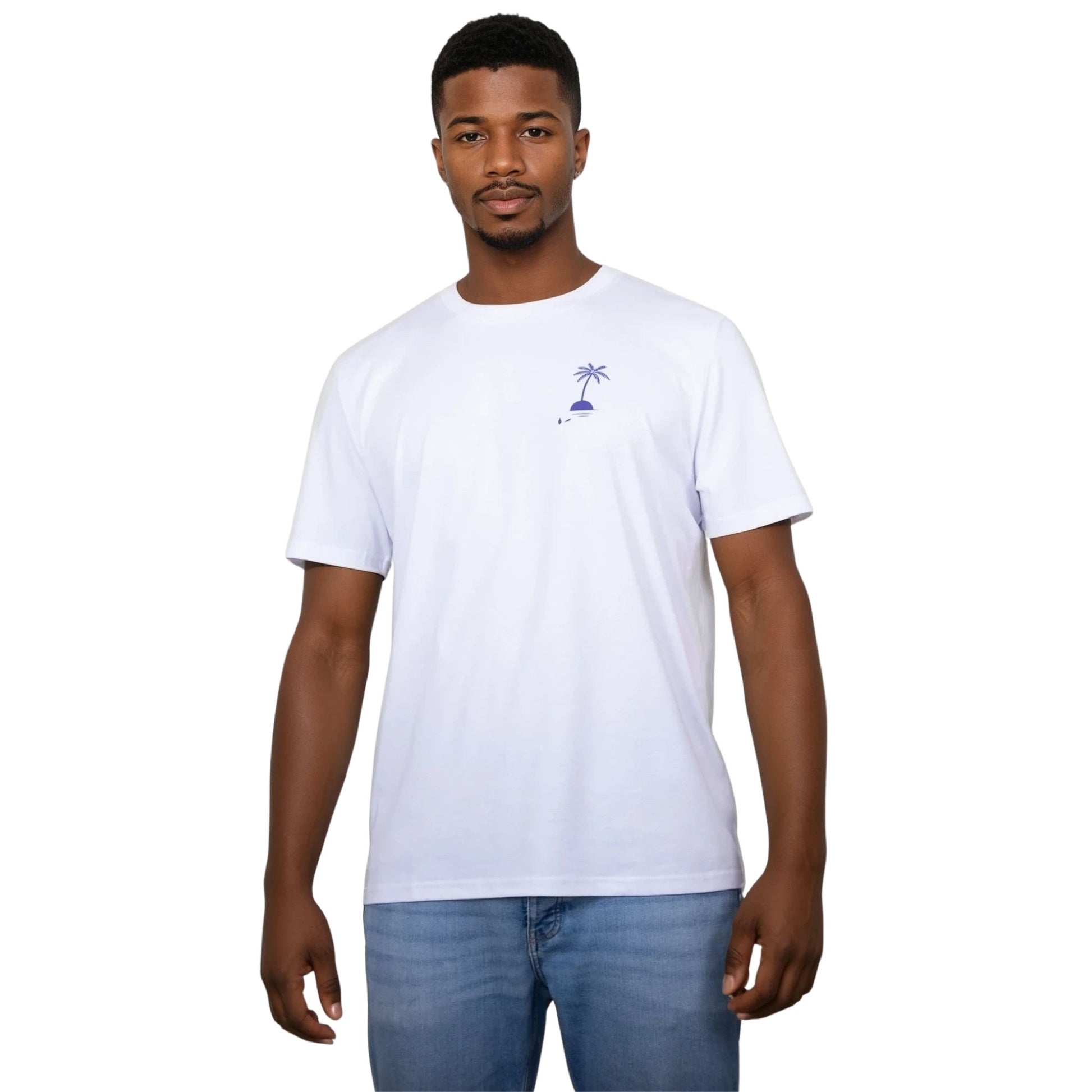 T-shirt unisexe blanc en coton biologique avec petit dessin palmier sur île bleu sur la poitrine gauche, vu de face sur mannequin homme.