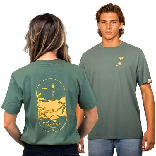 T-shirt unisexe vert sauge en coton biologique.
Devant : petit dessin palmier sur île en jaune sur la poitrine gauche.
Dos : grand dessin phare de Biarritz jaune.
Vu de dos sur mannequin femme et de face sur mannequin homme.